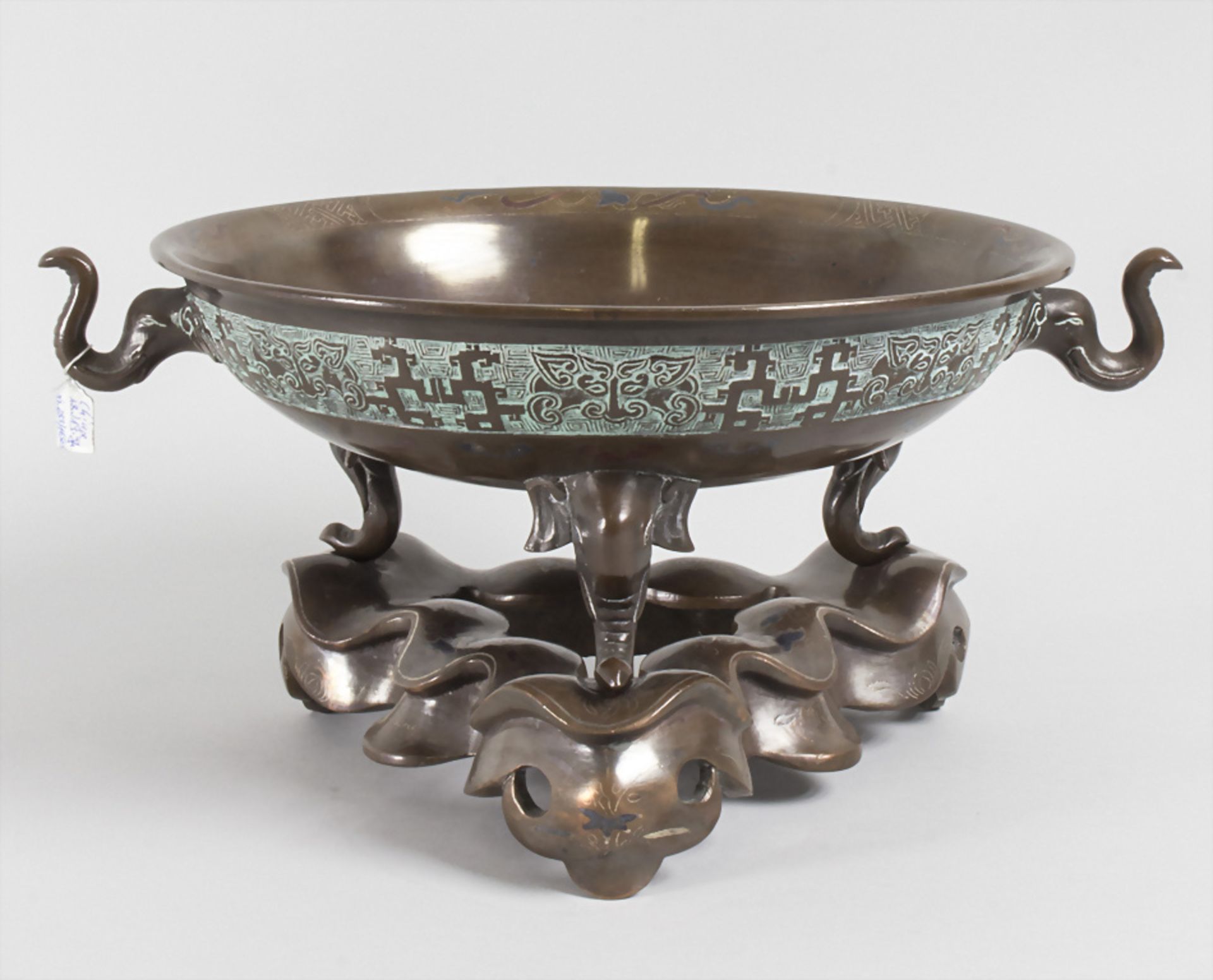 Große Zierschale / A large decorative bowl, China, Qing Dynastie (1644-1911), 18./19. Jh.