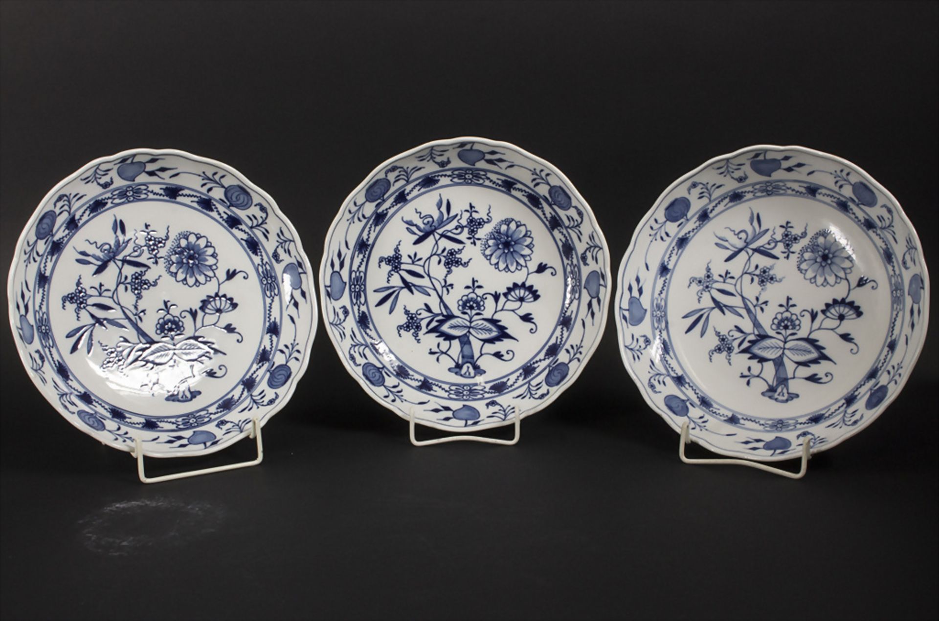 Drei Zwiebelmuster Servierteller / Three onion pattern serving plates, Meissen, 19. Jh.