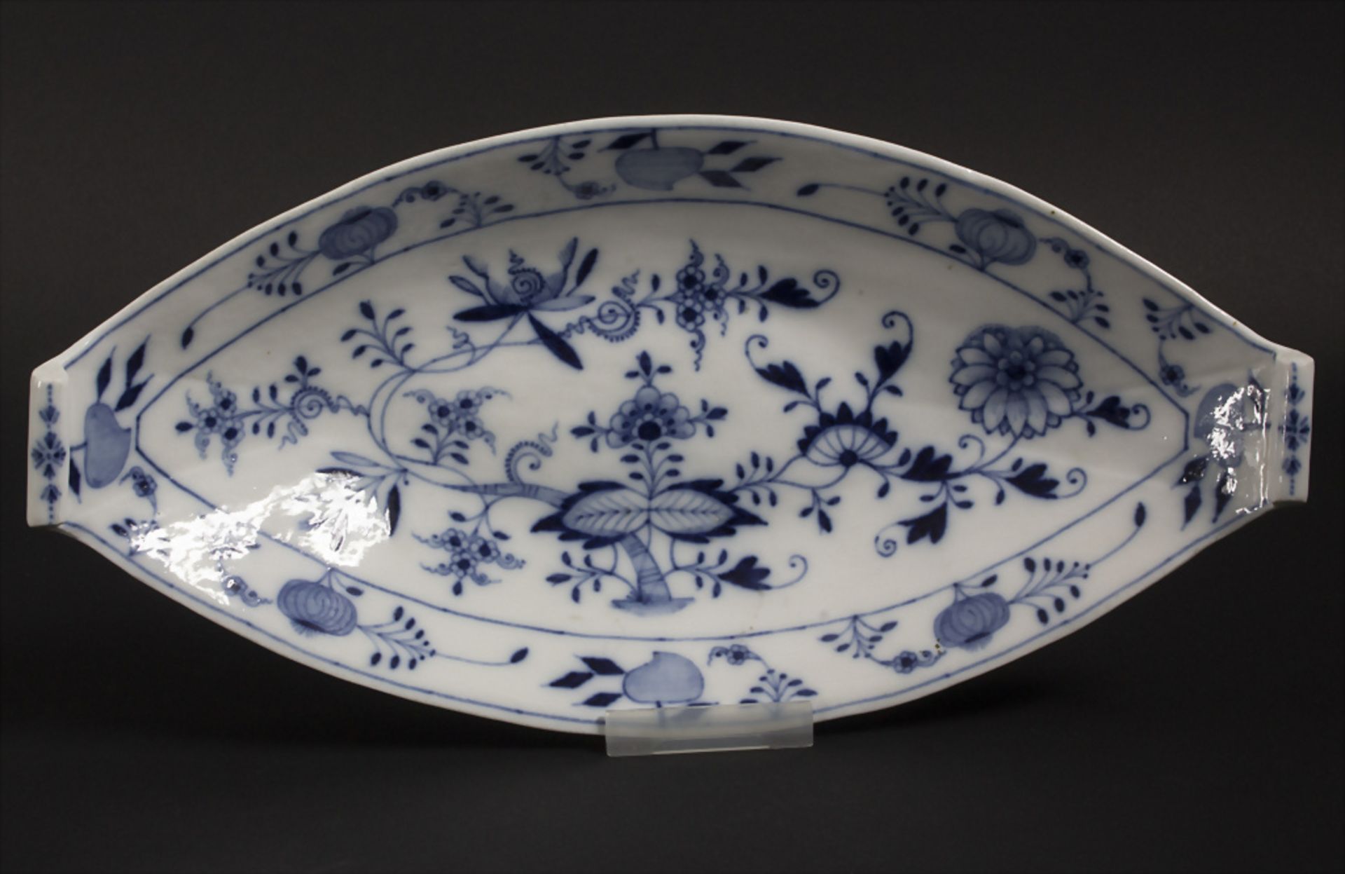 Zwiebelmuster Servierschale / An onion pattern serving bowl, Meissen, frühes 19. Jh.