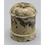 Gefäß mit durchbrochen gearbeitetem Deckel / A soapstone vessel with an openwork lid