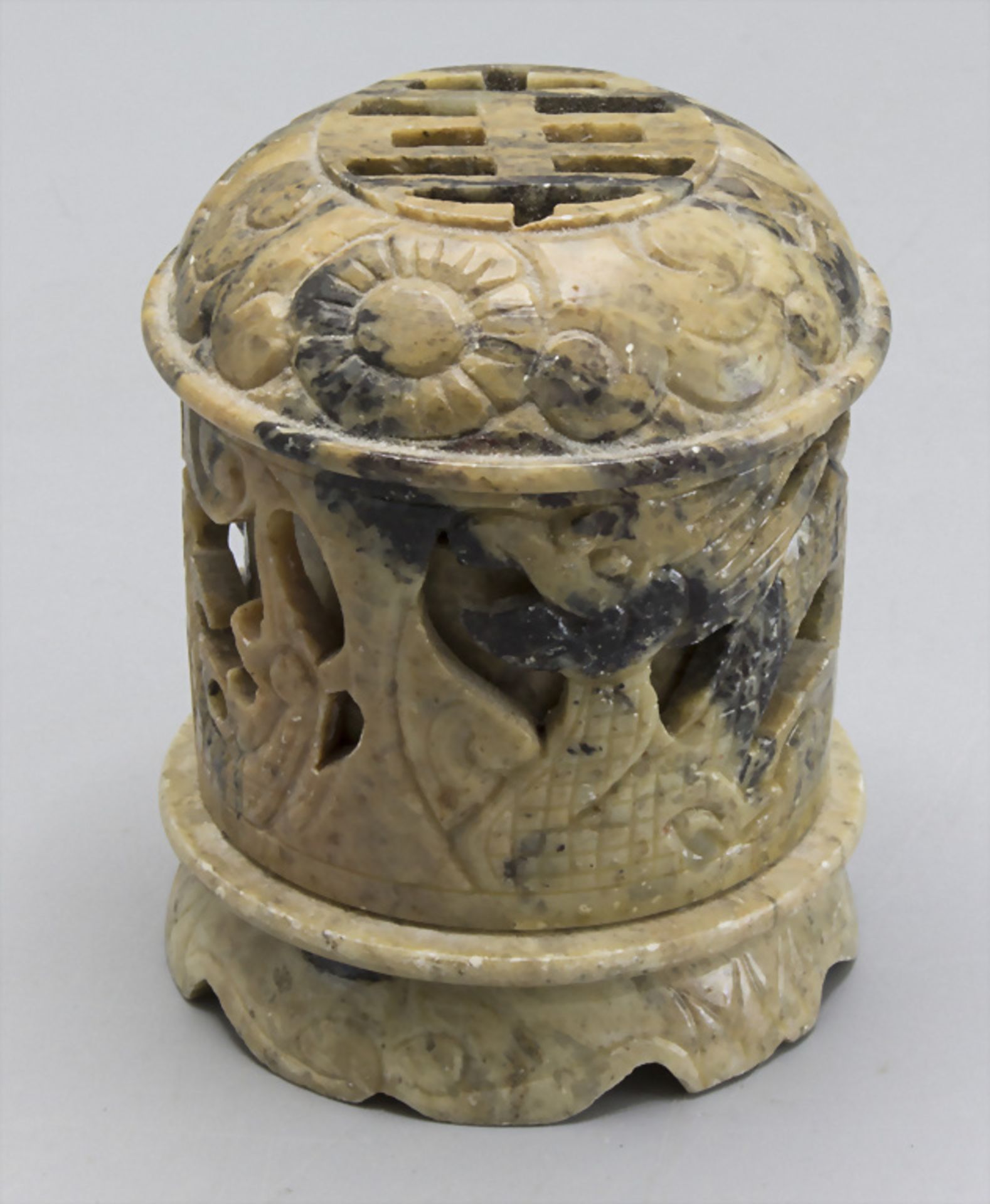 Gefäß mit durchbrochen gearbeitetem Deckel / A soapstone vessel with an openwork lid