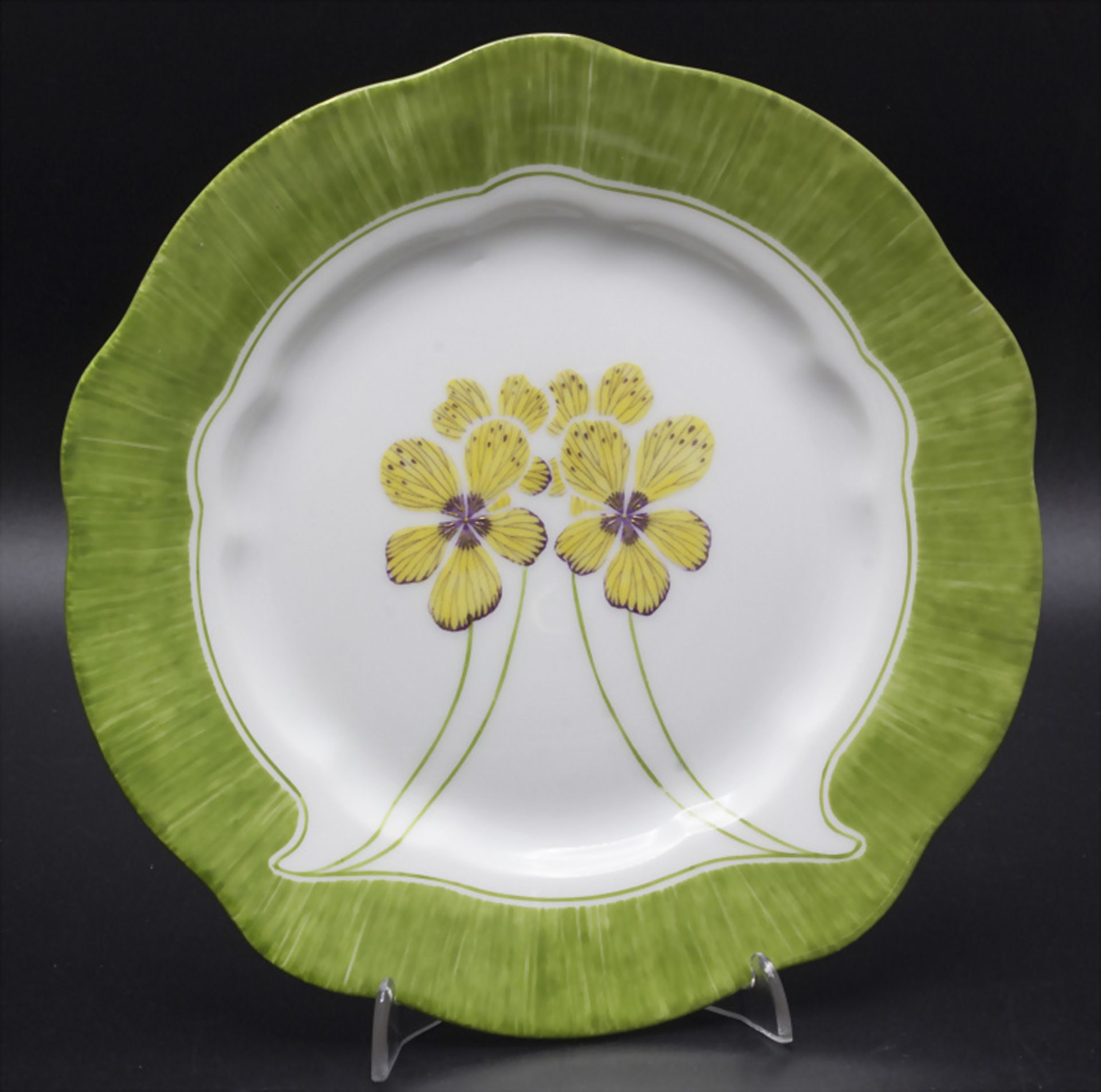 Jugendstil Teller mit stilisierten Stiefmütterchen / An Art Nouveau plate with stylized ...
