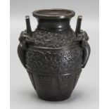 Doppelhenkel-Bronzevase / A double-handled bronze vase, China, Quing-Dynastie, 18. Jh.