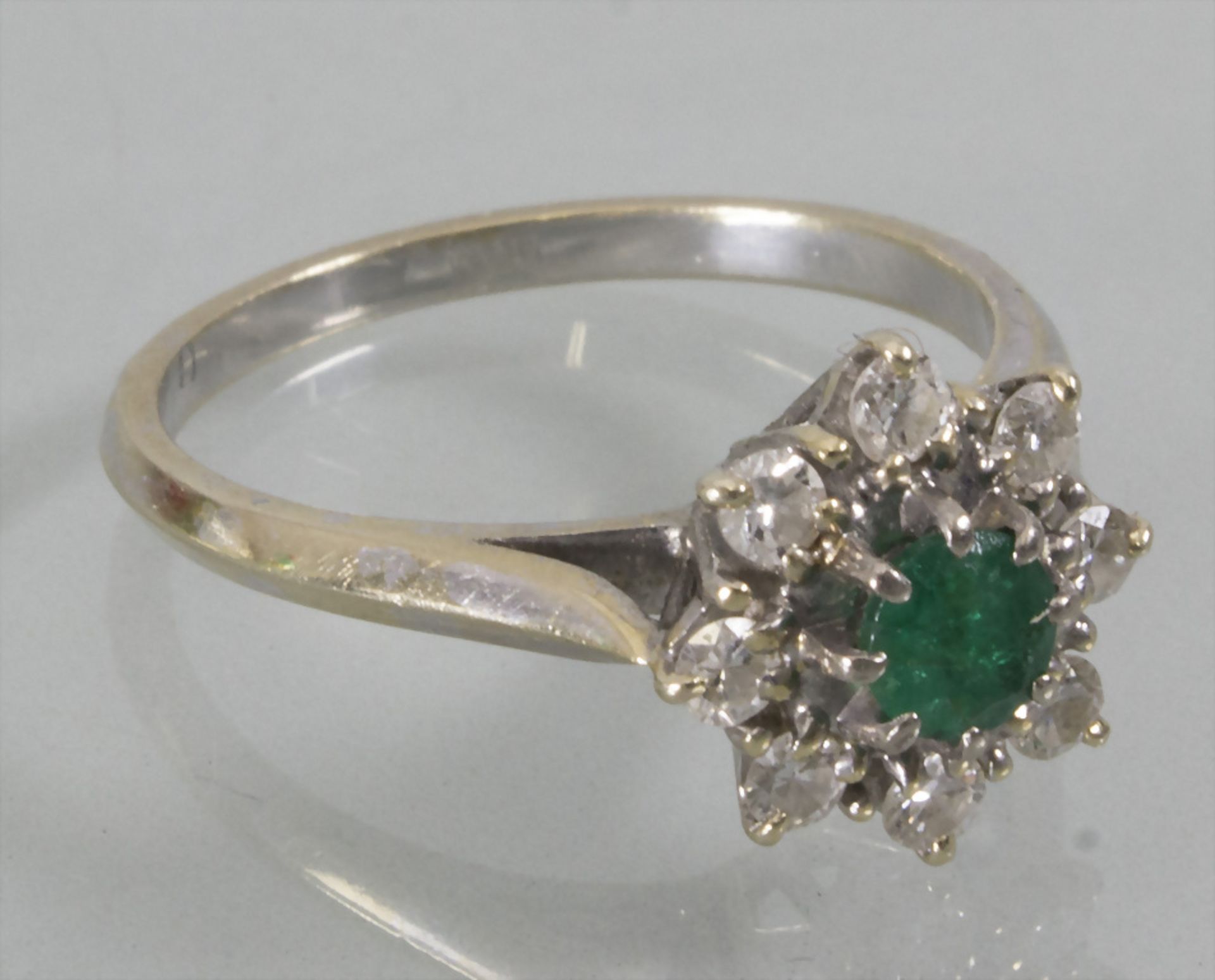 Damenring mit Smaragd und Diamanten / A ladies ring with emerald and diamonds, Frankreich, 20. Jh