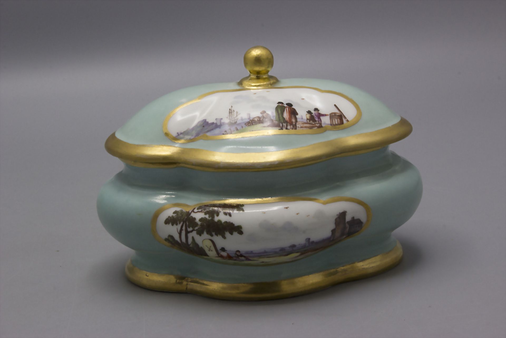 Barock Zuckerdose mit Kauffahrtei-Szene / A Baroque sugar bowl with habor scene, Meissen, um 1750