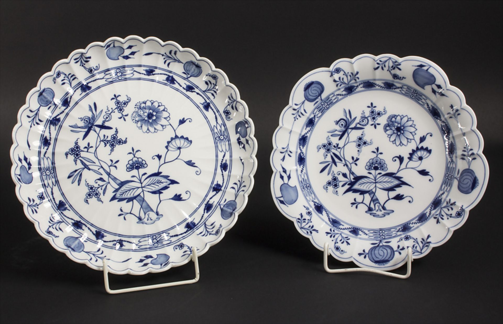 Zwei Zwiebelmuster Servierteller / Two onion pattern serving plates, Meissen, 19. Jh.