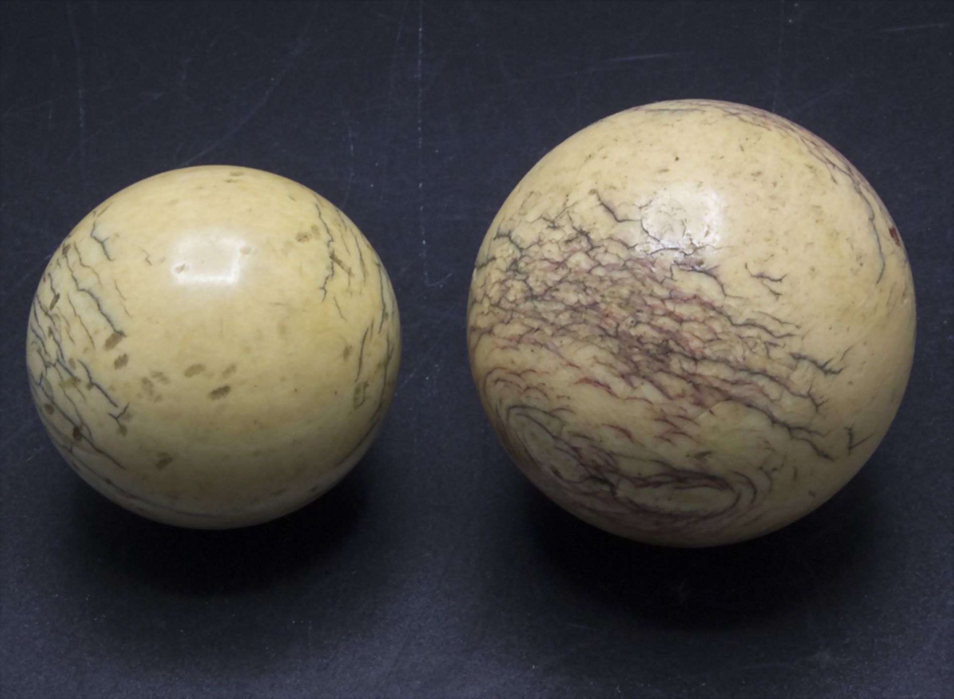 Zwei Elfenbein-Kugeln / A set of two ivory balls, Frankreich, um 1900