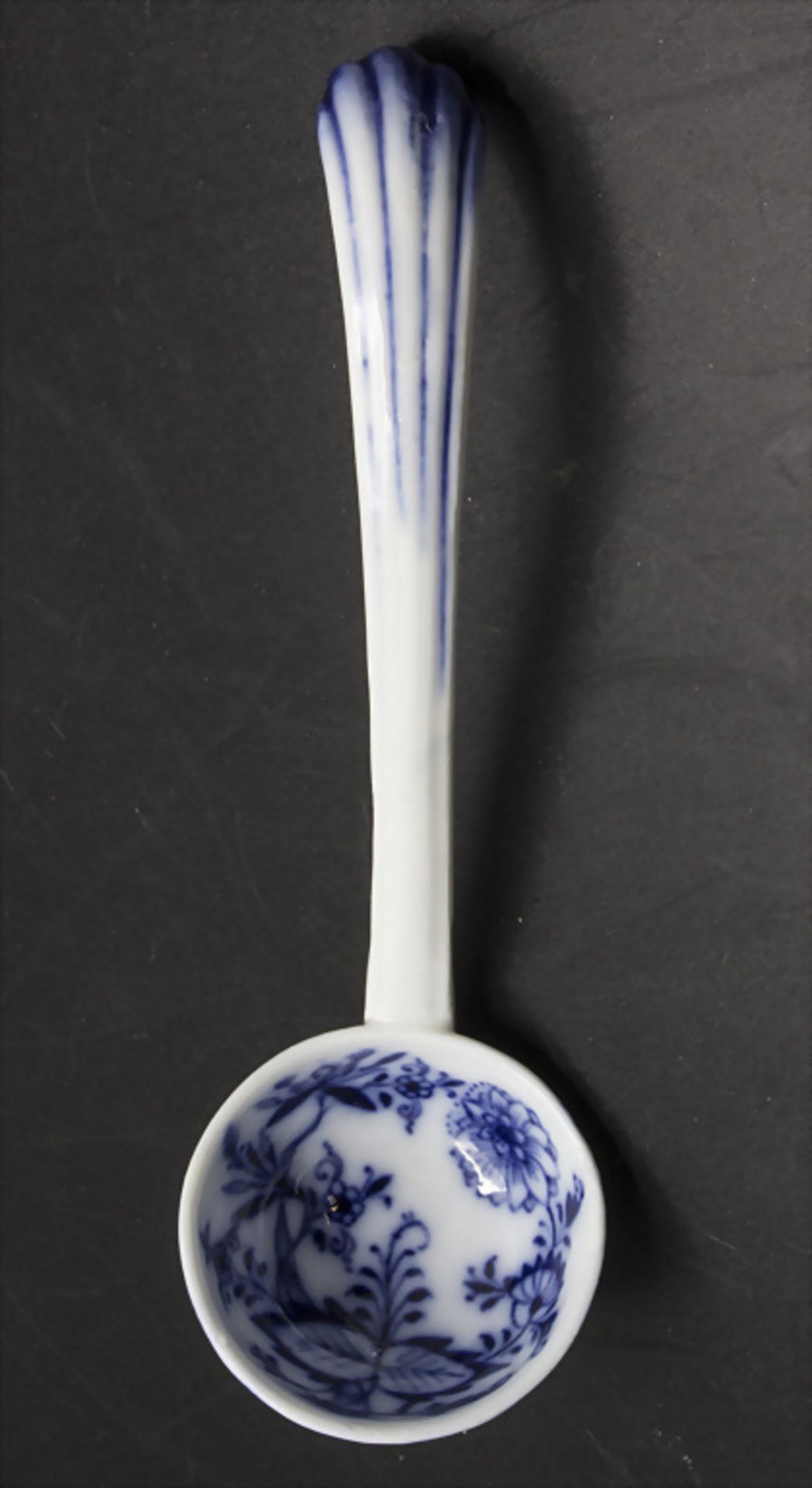 Zwiebelmuster Saucenlöffel / An onion pattern sauce spoon, Meissen, 19. Jh.