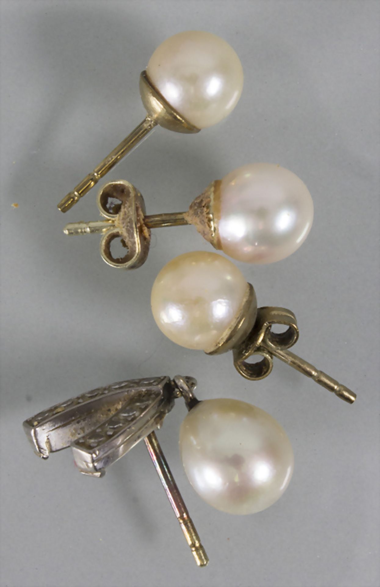 Konvolut aus 4 Perlenohrsteckern / A set of 4 pearl earrings