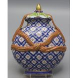 Applikation in Form einer Vase / An application in shape of a vase, wohl Qianlong-Periode ...