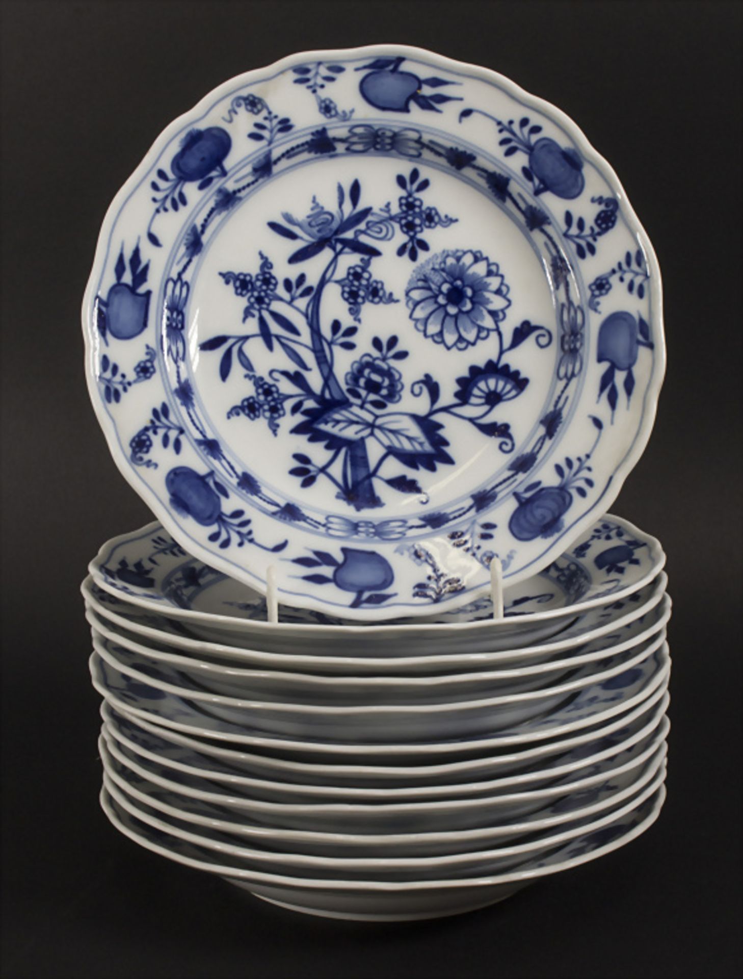 Restservice 12 Zwiebelmuster Speiseteller / 12 onion pattern dinner plates, Meissen, 19. Jh.