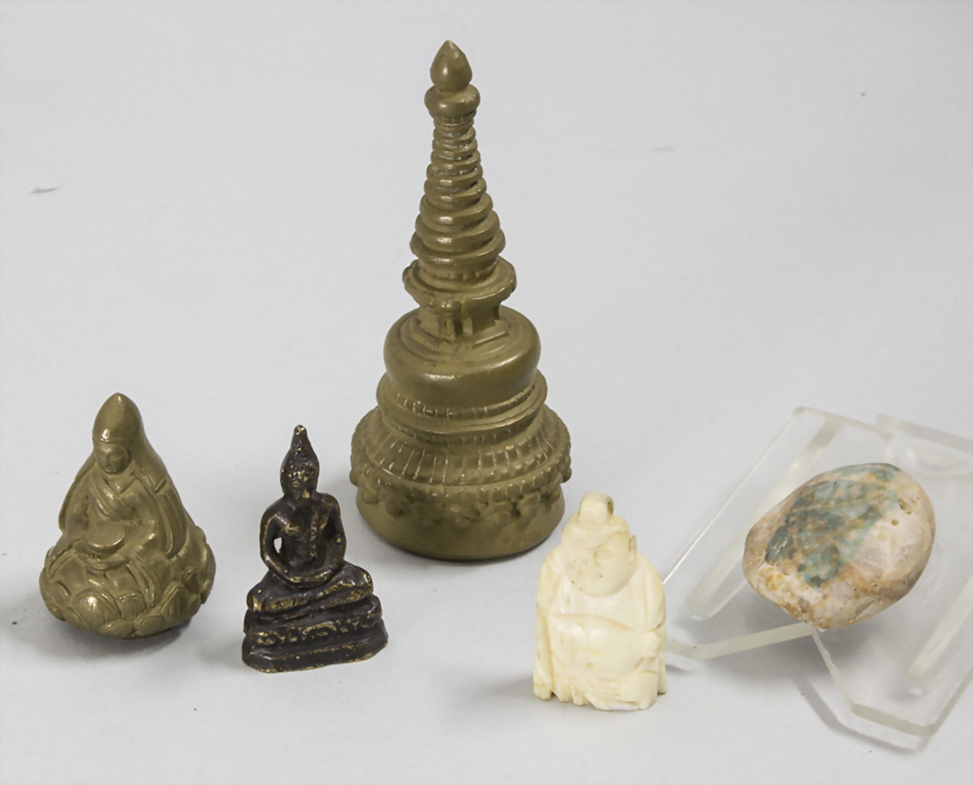 Konvolut aus drei Miniatur-Buddhas, einem Glücksstein und einem Turm / A set of three ...