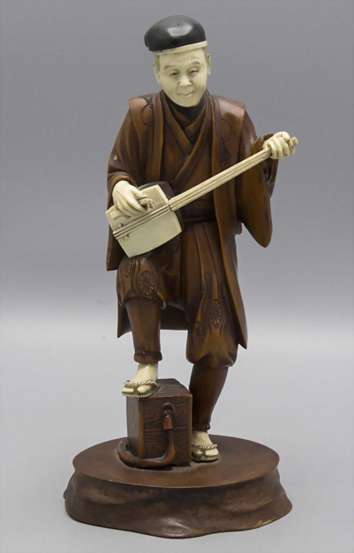 Shamisen-Spieler / A Shamisen player, Japan, Meiji Periode (1868-1911)