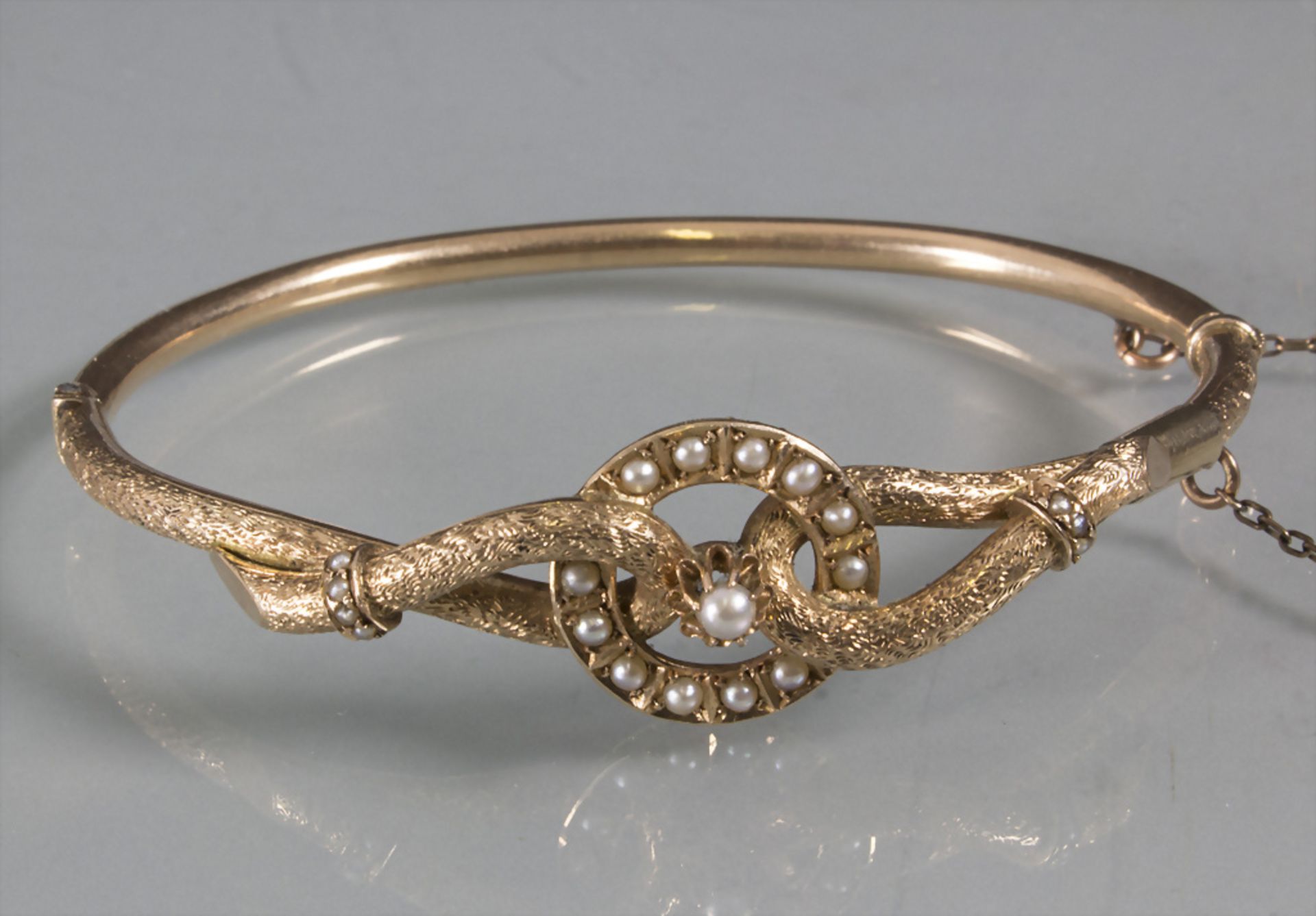 Goldarmreif mit Saatperlen / A 14ct gold bangle with seed pearls, 19. Jh.