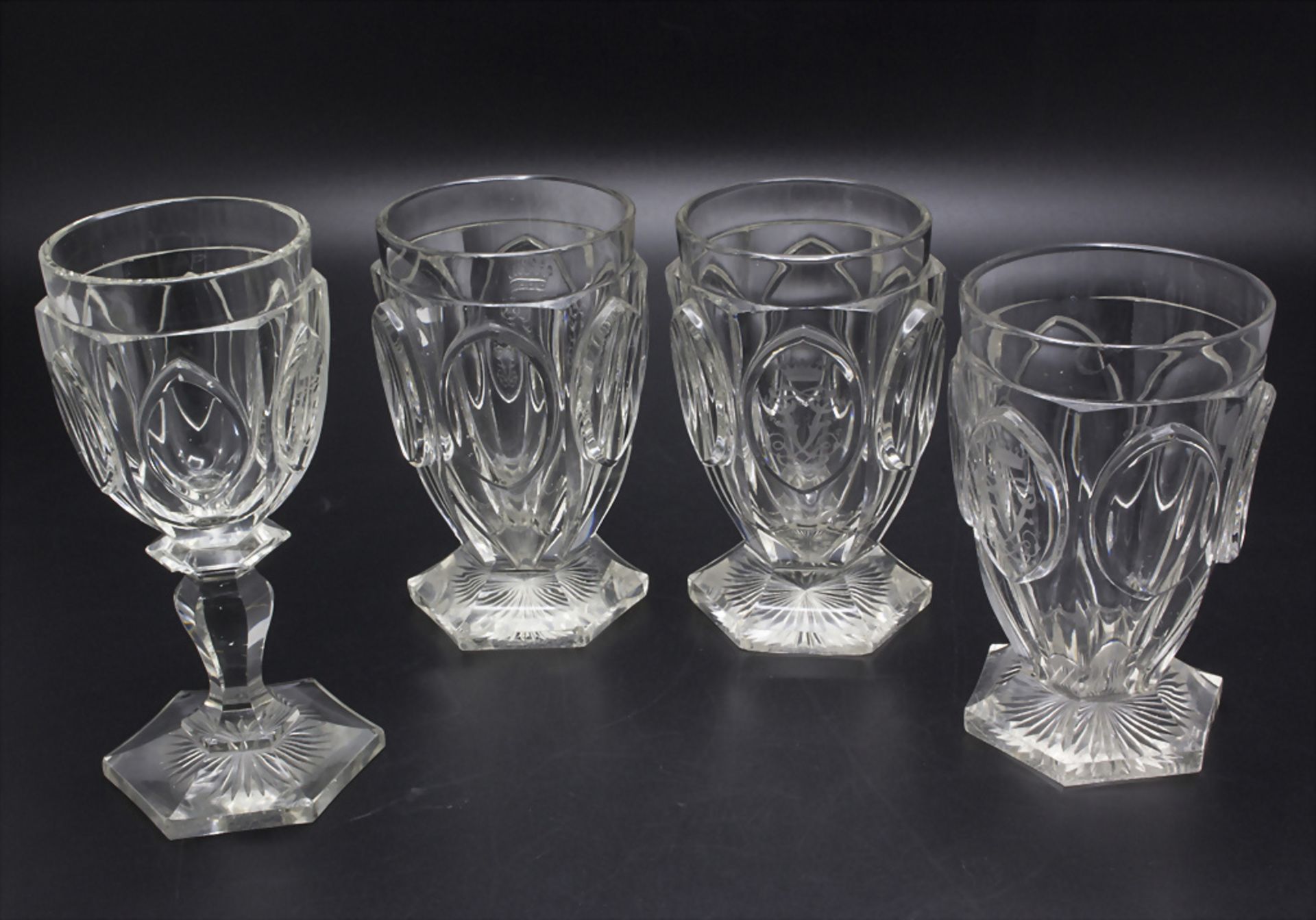 Konvolut aus 4 Gläsern mit Freiherrenkrone / A set of 4 glasses with a baron's crown, ...