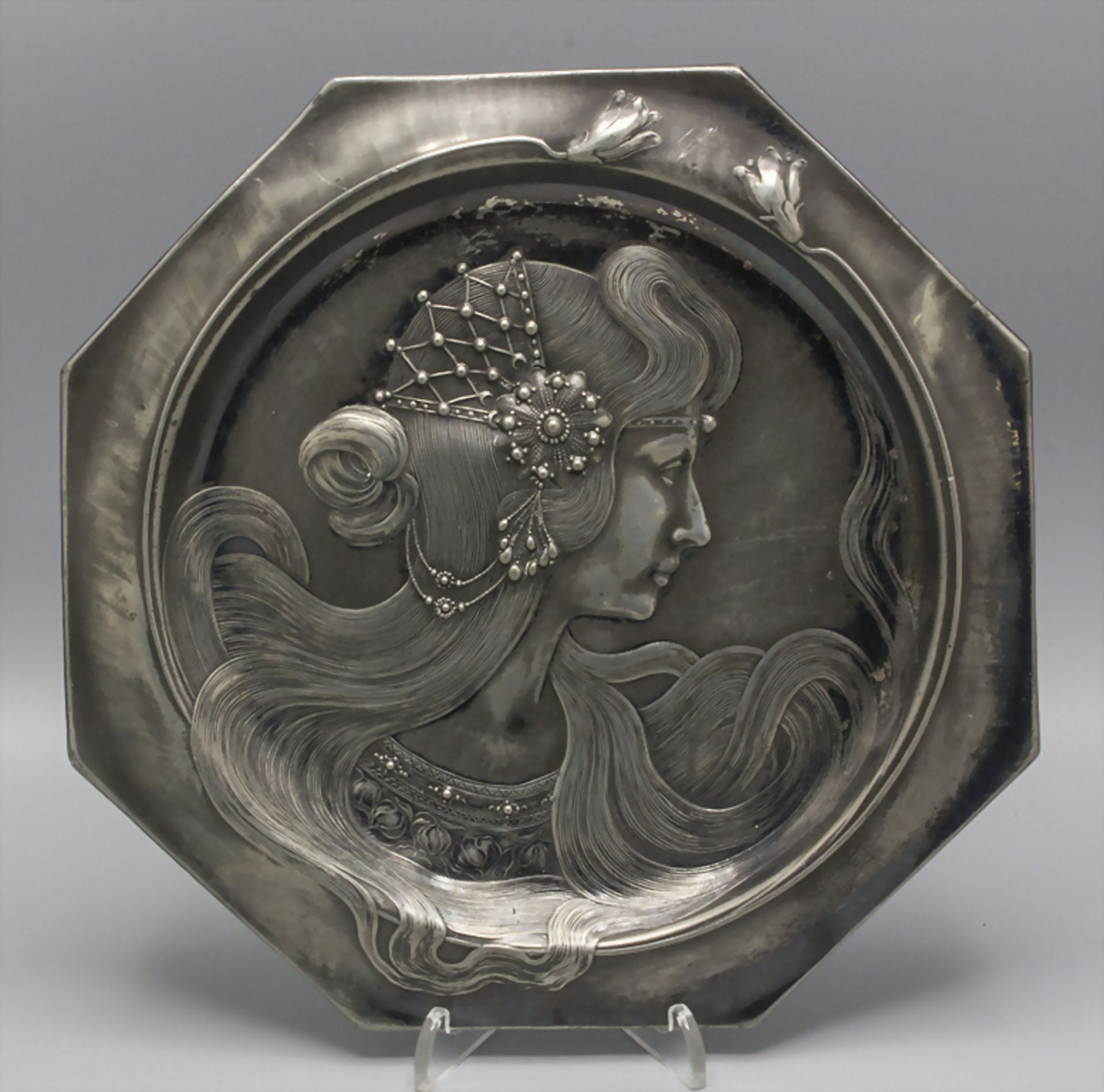 Jugendstil Zinnteller mit Byzantinerin / An Art Nouveau tin plate with a Byzantine young ...