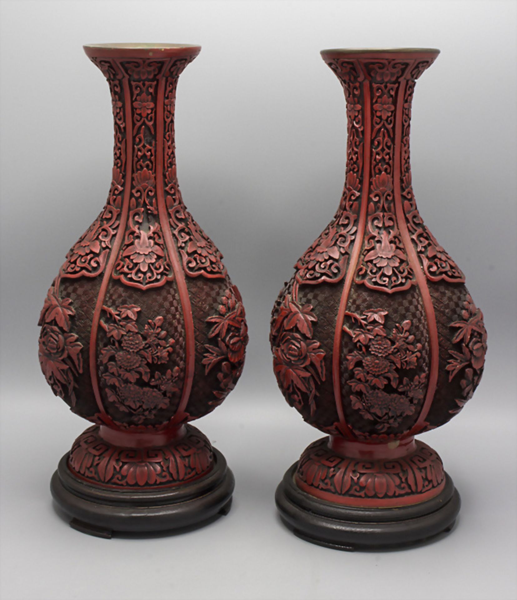 Paar Lackvasen mit floraler Ornamentik / A pair of floral ornamentated lacquer vases, China