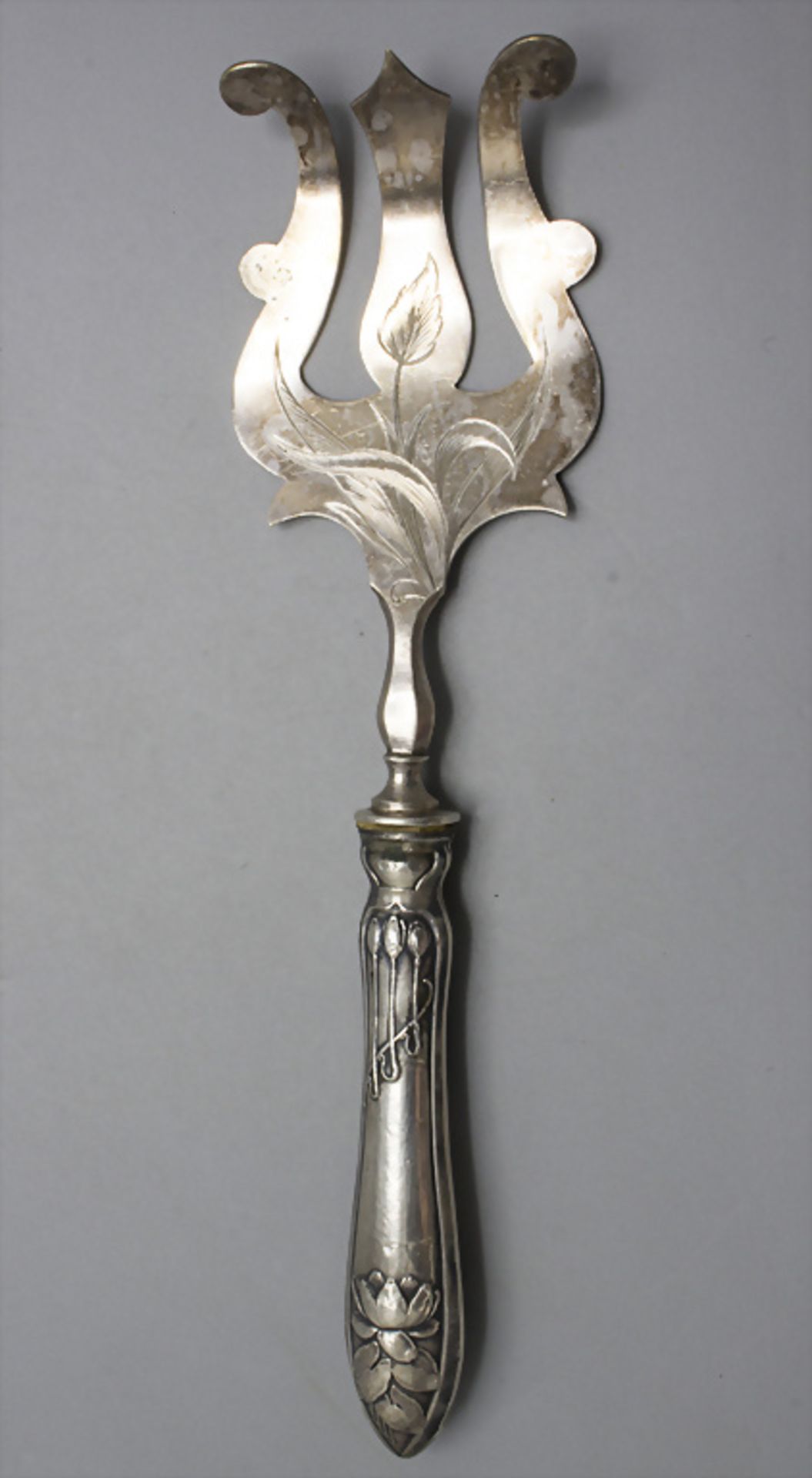 Jugendstil Vorlegegabel mit Seerosen / An Art Nouveau serving fork with water lilies, um 1900