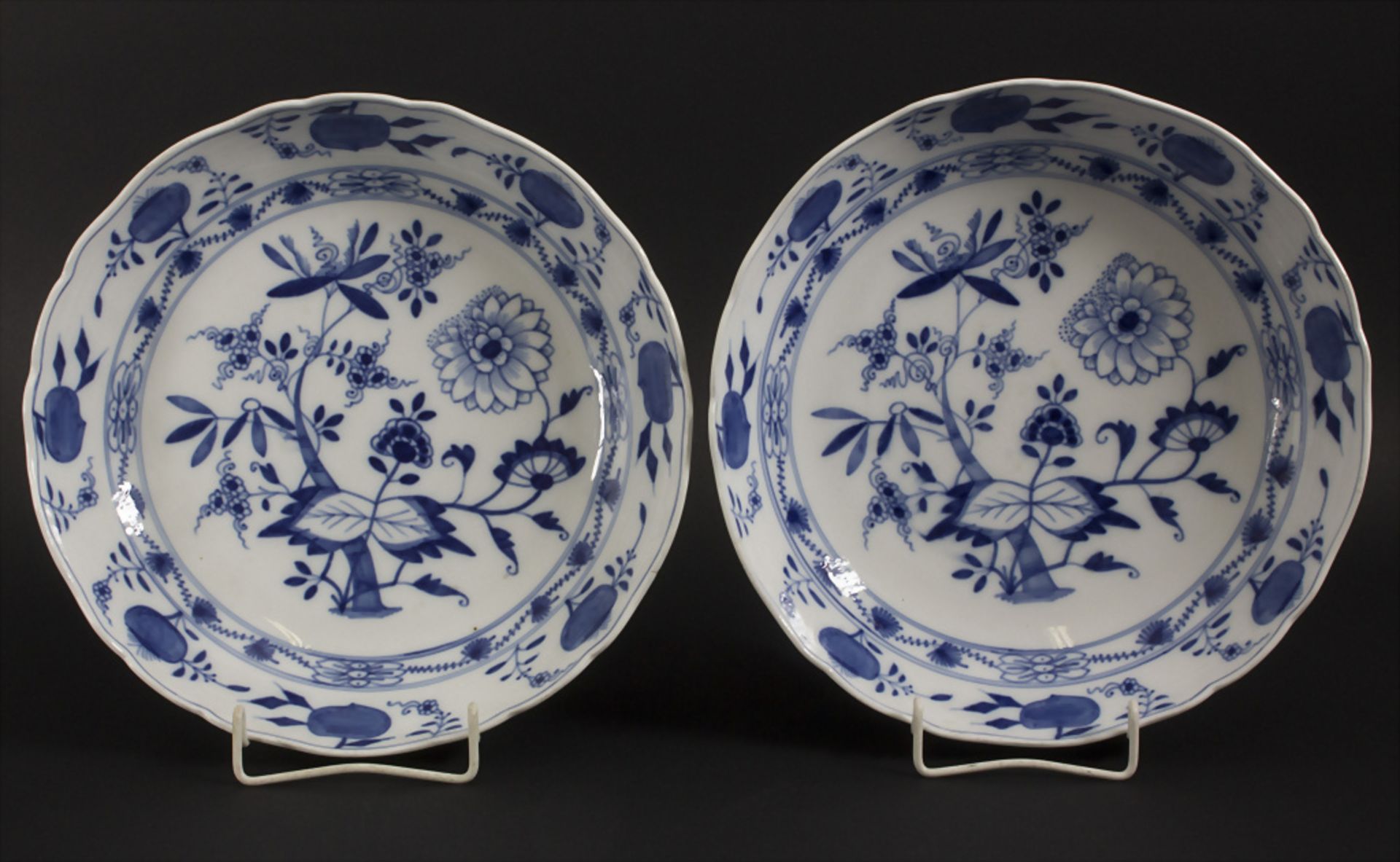 Zwei große Zwiebelmuster Servierteller / Two large onion pattern serving plates, Meissen, 19. Jh.