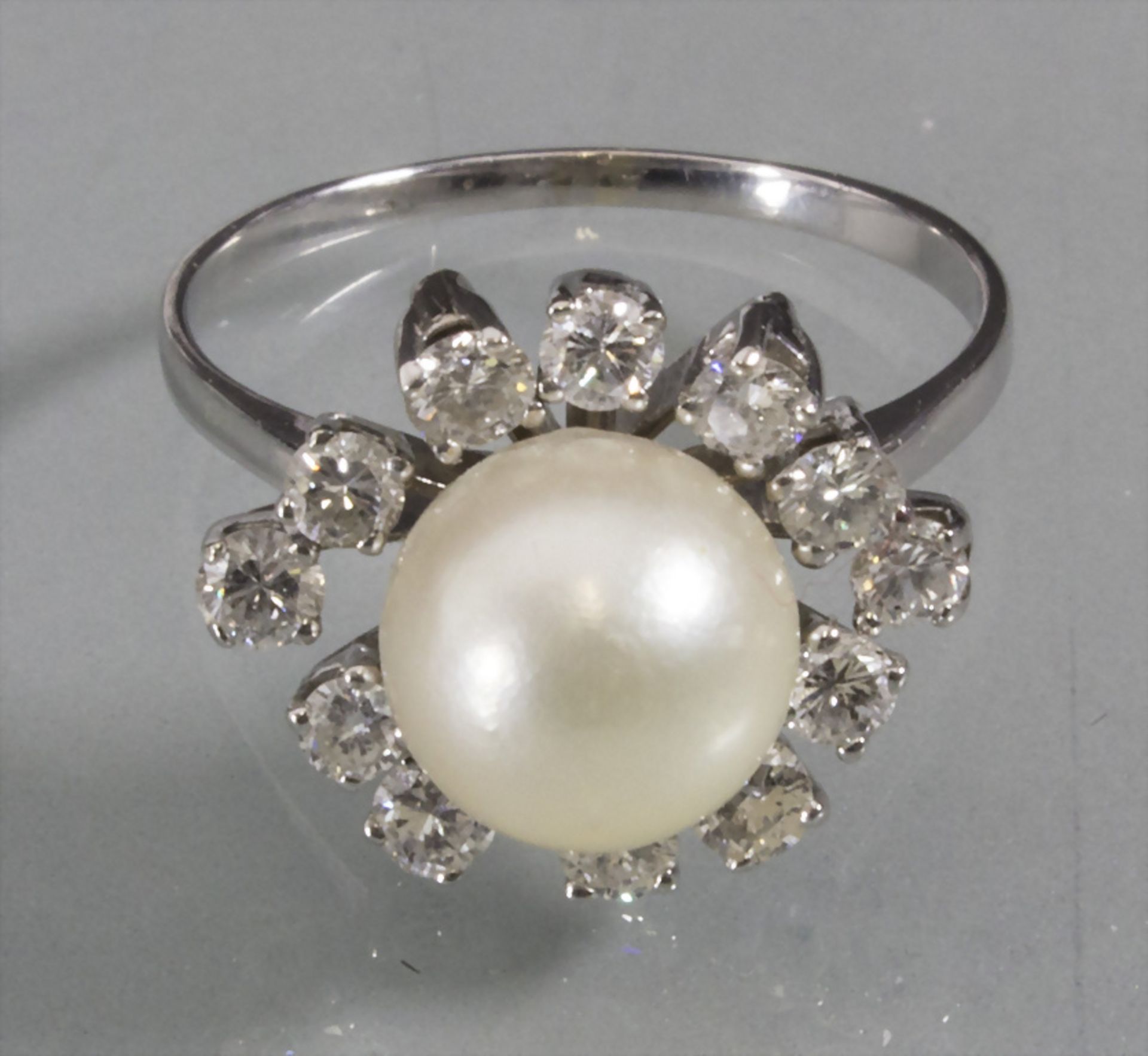 Damenring mit Perle und Diamanten / A ladies 18ct white gold ring with a solitary pearl and ...