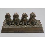 Briefbeschwerer mit 4 Hundewelpen / A paperweight with 4 sitting puppies, Frankreich, Ende 19. Jh.