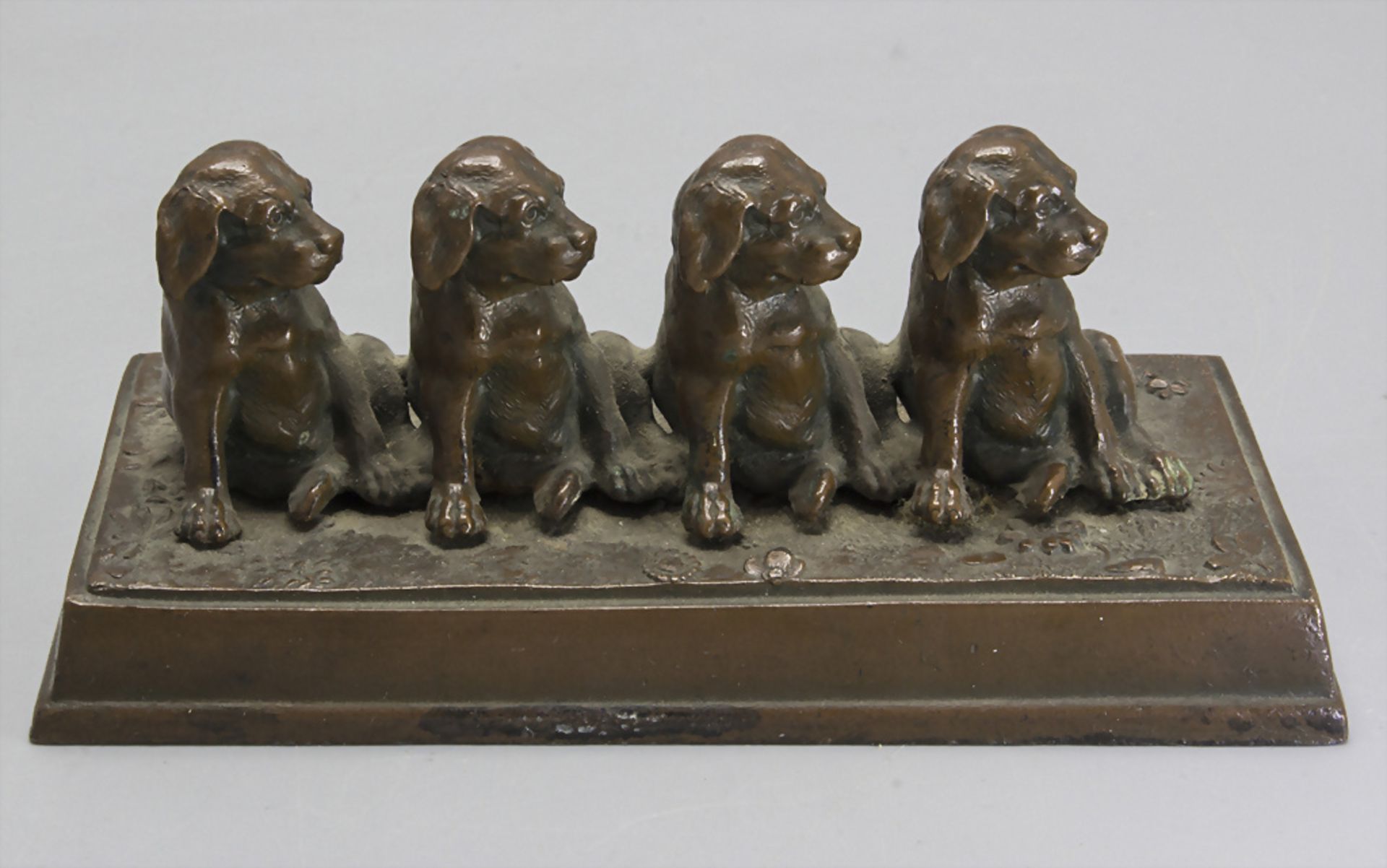 Briefbeschwerer mit 4 Hundewelpen / A paperweight with 4 sitting puppies, Frankreich, Ende 19. Jh.