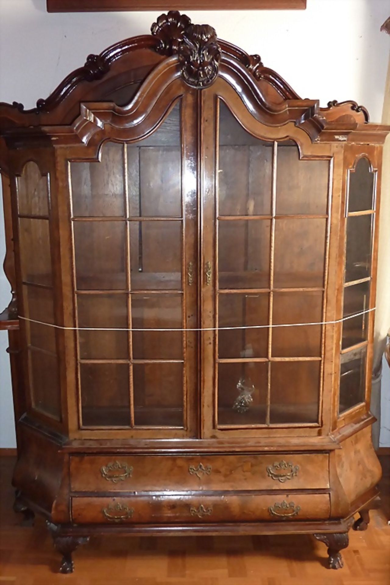 Vitrinenschrank / A display cabinet, deutsch, Ende 19. Jh.