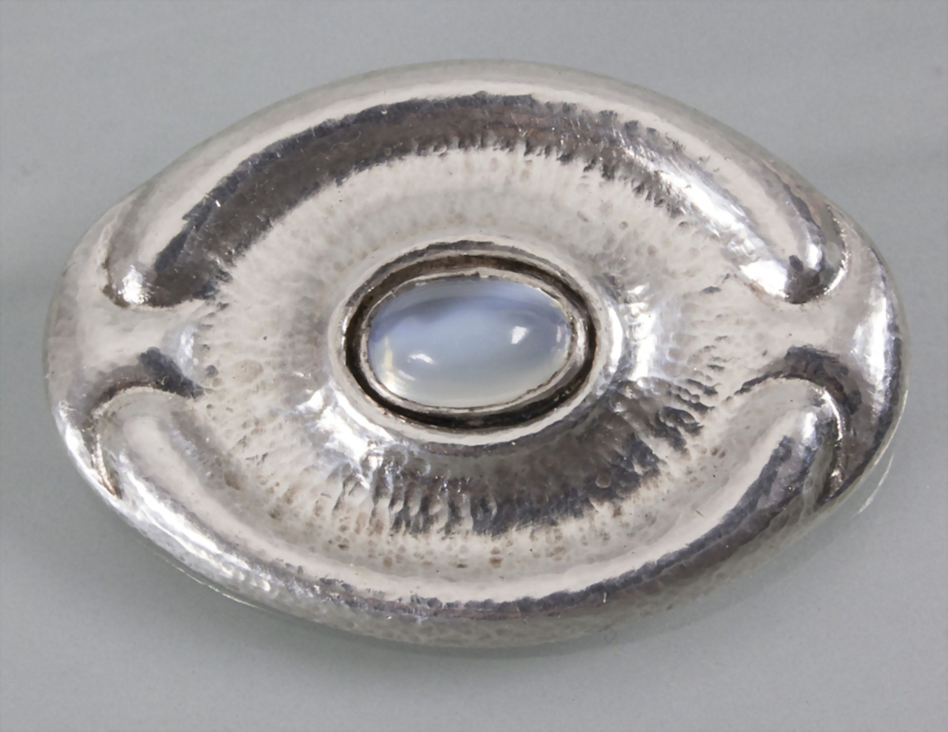 Jugendstil Brosche mit Mondstein / An Art Nouveau silver brooch with moonstone cabochon, wohl ...