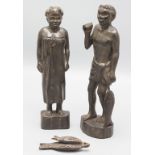 Drei Holzfiguren 'Der Fischer und seine Frau' / Three wooden figures 'A fisherman and his ...