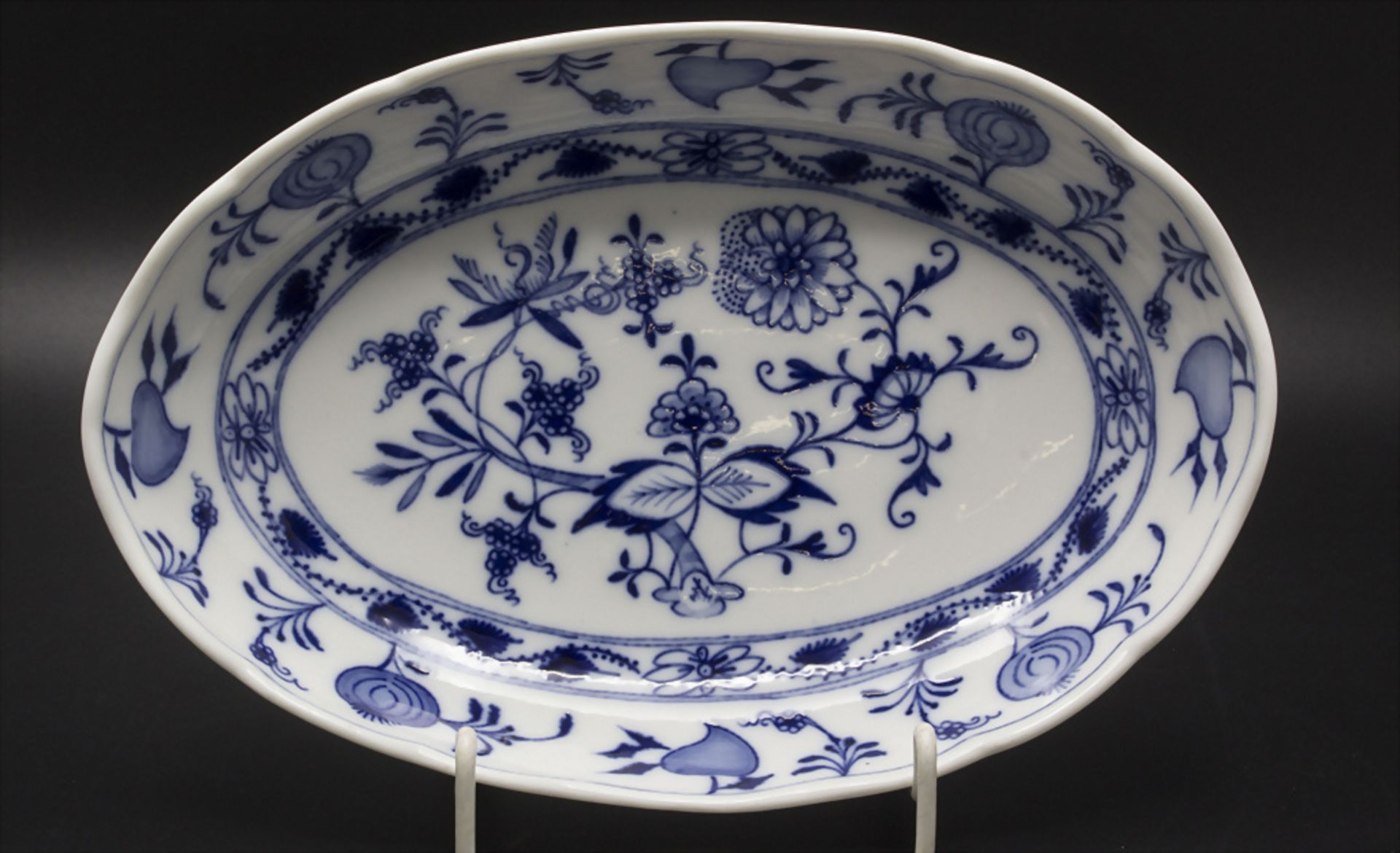 Zwiebelmuster Servierschale / A serving plate with onion pattern, Meissen, 19. Jh.