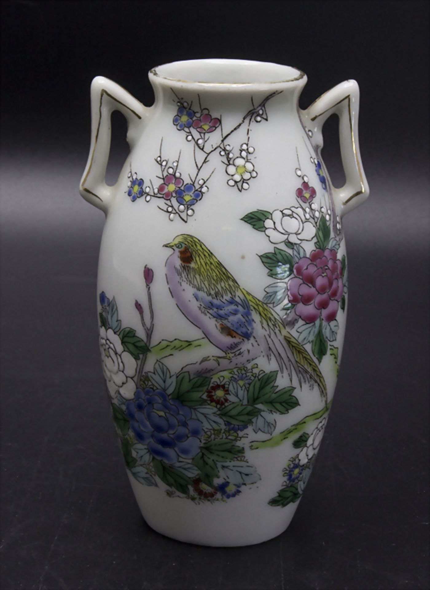 Miniatur Porzellan-Henkelvase / A porcelain handle vase, China 1. Hälfte 20. Jh.