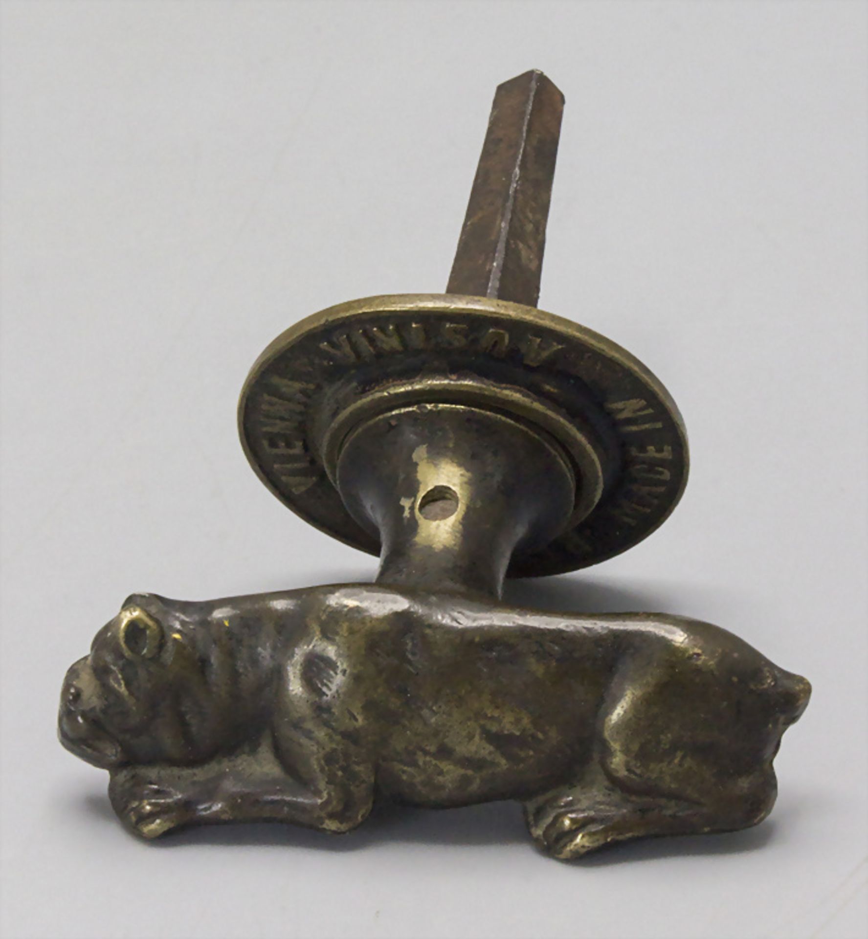 Ausgefallener Knauf oder Riegel mit Bronze Bulldogge als Griff / A bronze knob or lock with a ...