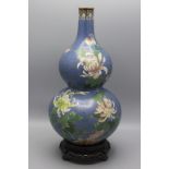 Cloisonné-Vase mit floralem Dekor / A Cloisonné vase with floral decor, um 1900