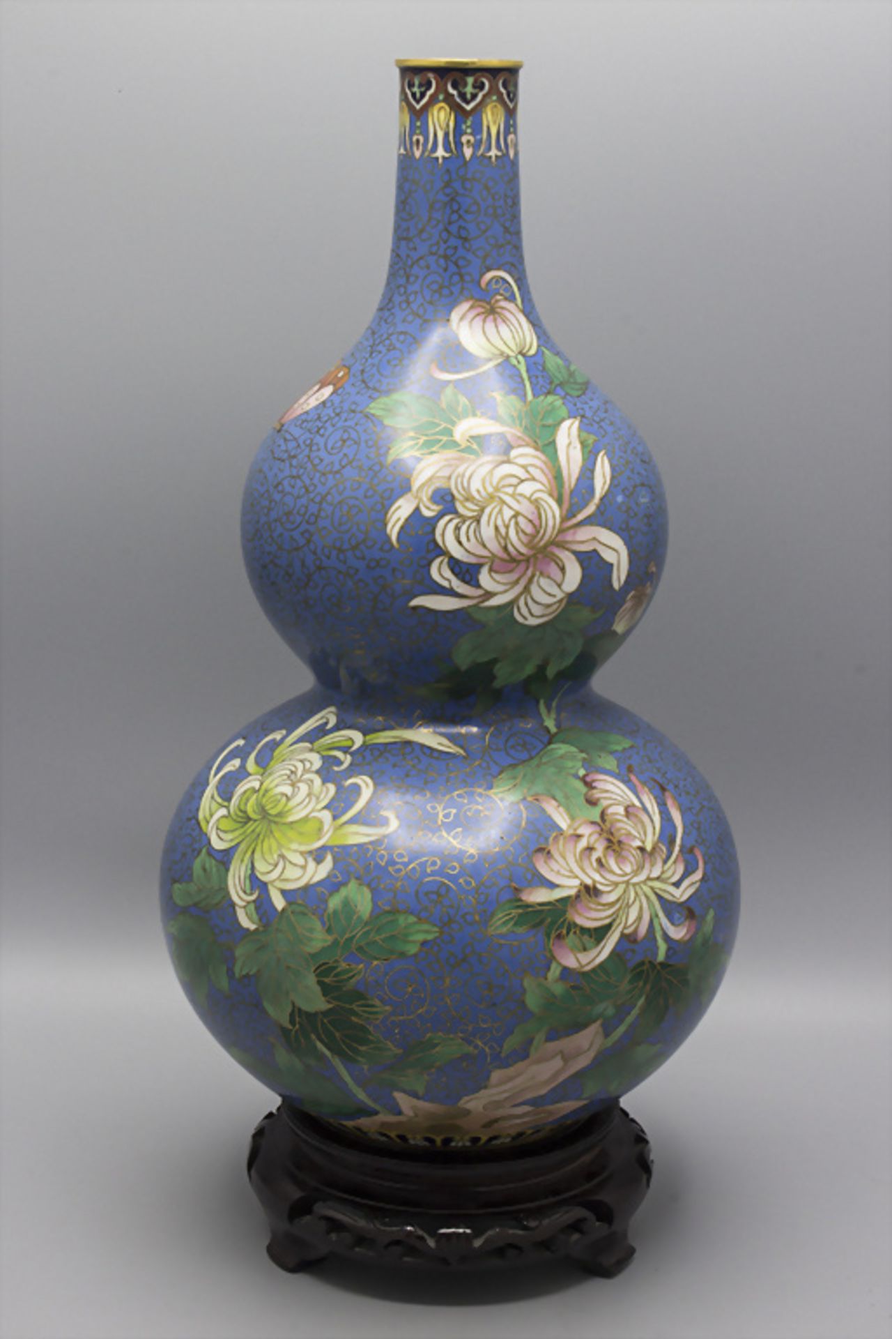 Cloisonné-Vase mit floralem Dekor / A Cloisonné vase with floral decor, um 1900