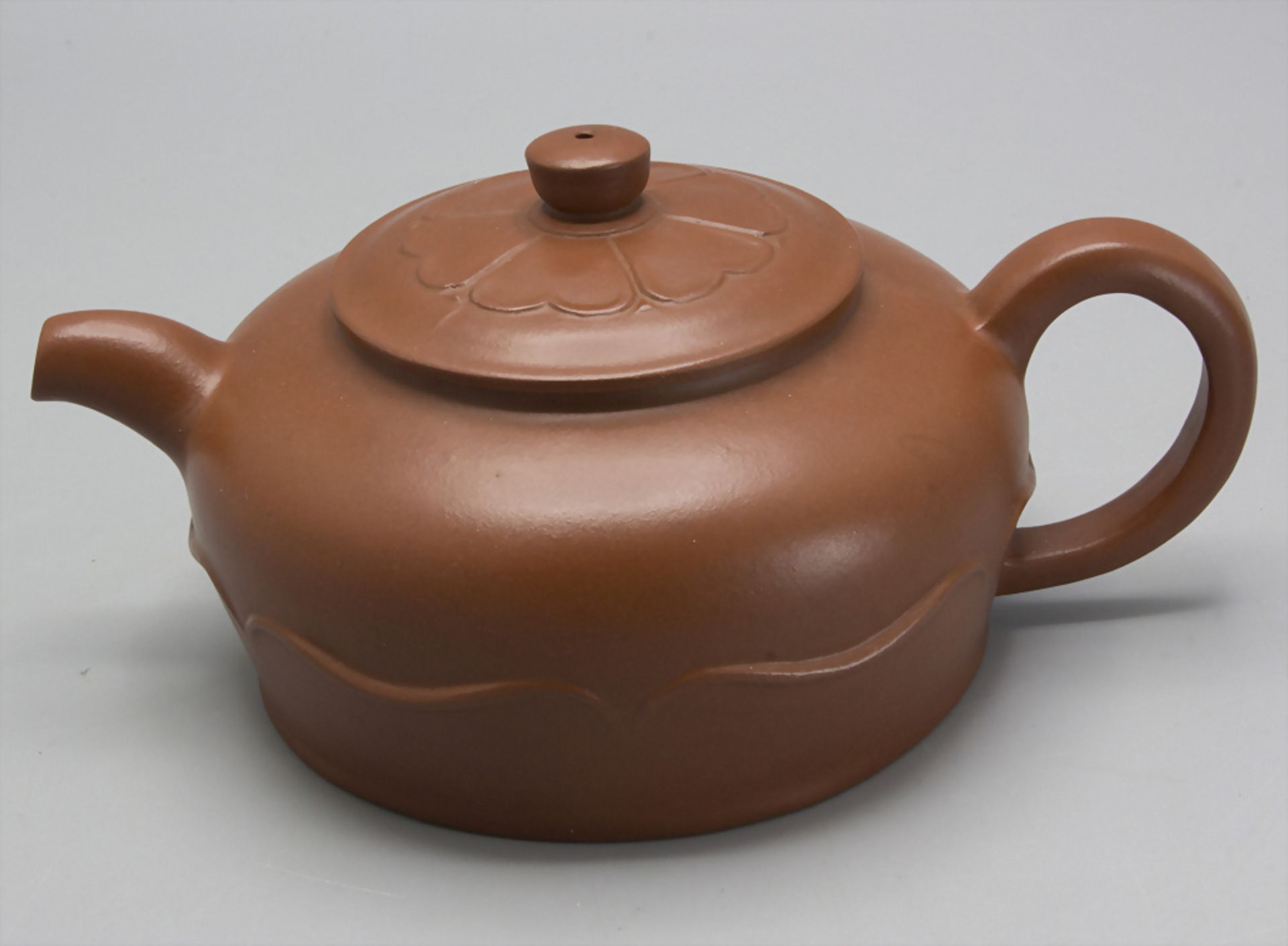 Eine Yixing-Teekanne / A Yixing tea pot, China, 20. Jh.