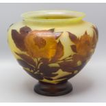 Jugendstil Vase mit Scheinkamelie / An Art Nouveau cameo glass vase with mock camellia, Emile ...