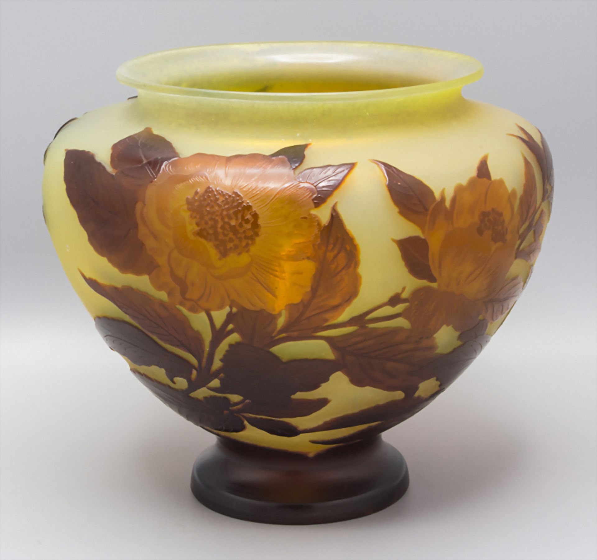 Jugendstil Vase mit Scheinkamelie / An Art Nouveau cameo glass vase with mock camellia, Emile ...