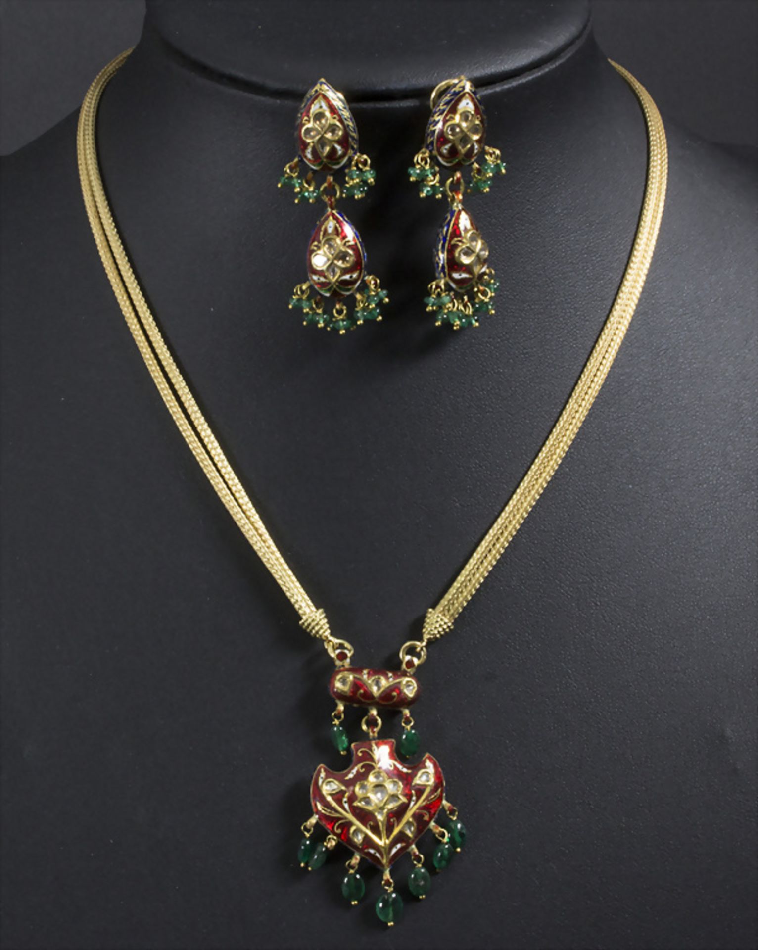 Collier mit Anhänger und Ohrclips / An 18ct gold necklace with pendant and earrings, EURO 90, ...