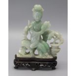 Feine Jadefigur / A fine jade figure of a Lady-in-waiting, China, Qing Dynastie (1644-1911)