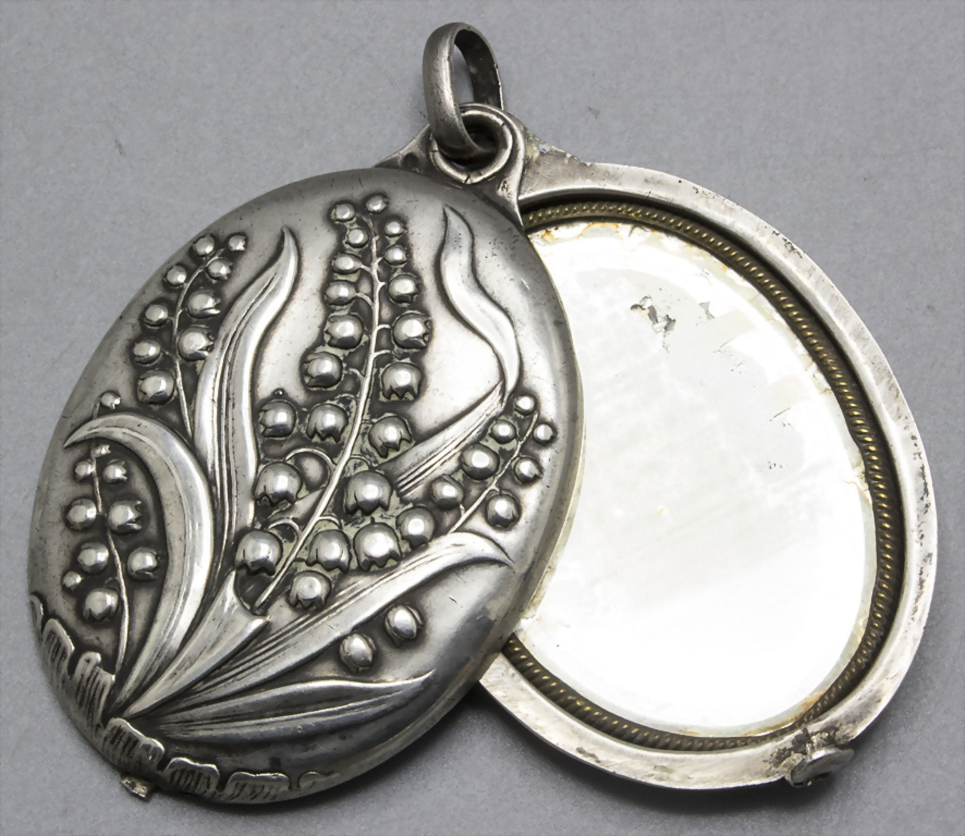Jugendstil Silber Medaillon mit Maiglöckchen / An Art Nouveau silver medallion with lily of ...