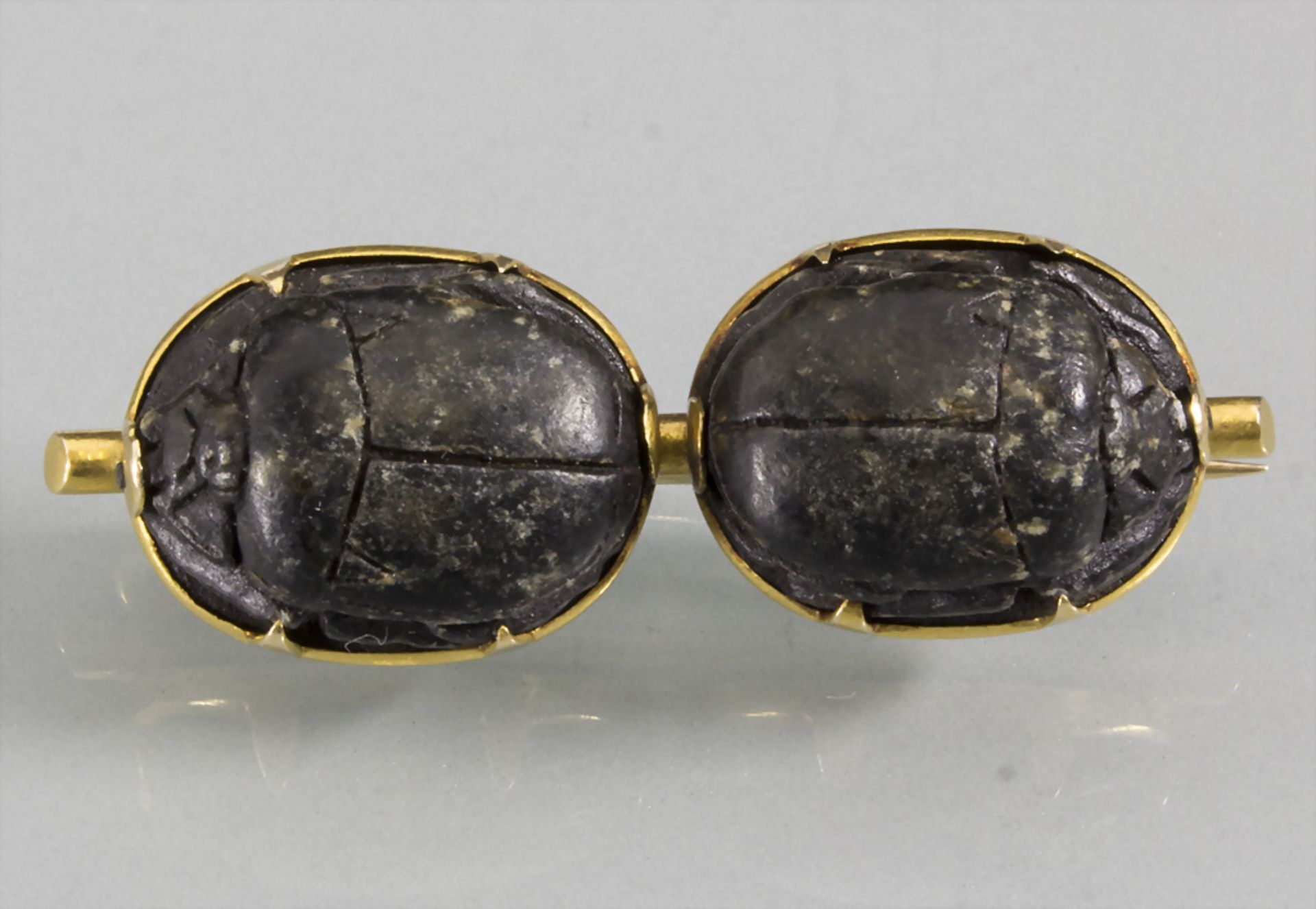 Goldbrosche mit zwei Skarabäen / A 14ct gold brooch with scarabs, um 1900