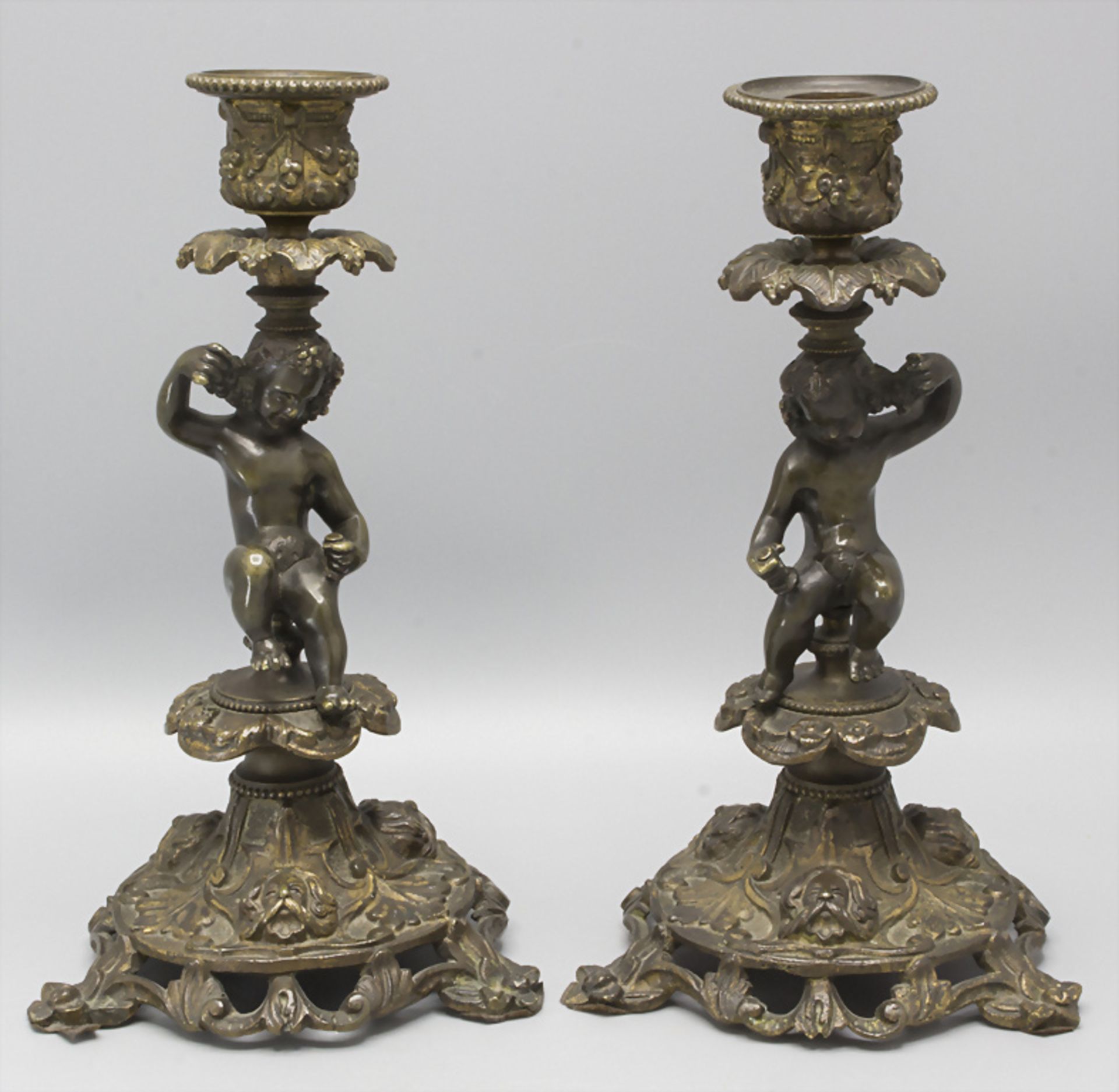 Paar figürliche Bronzeleuchter mit Bacchanten / A pair of figural bronze candle holders with ...