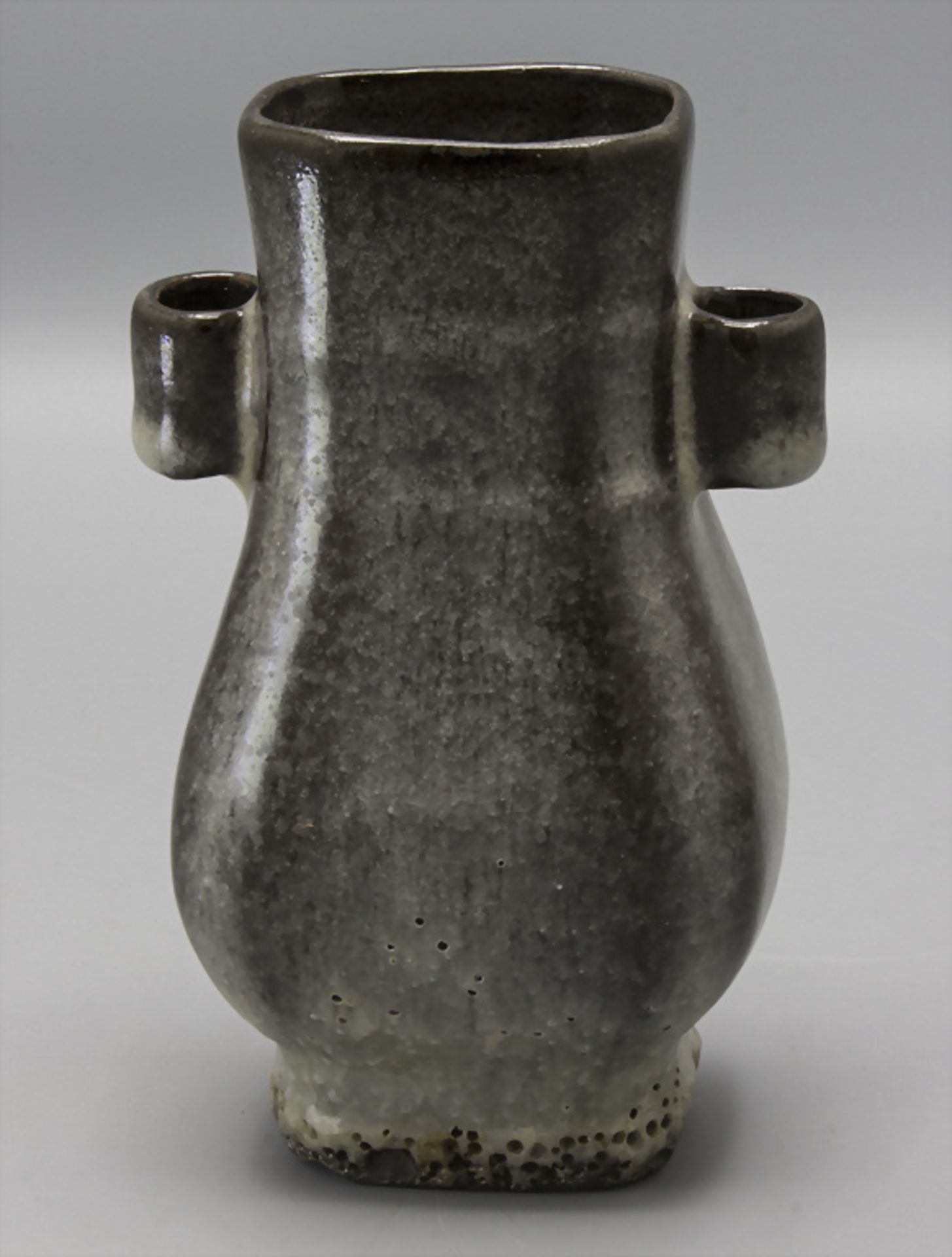 Graue Vase mit Handhaben / A grey vase with handles, 18. Jh.