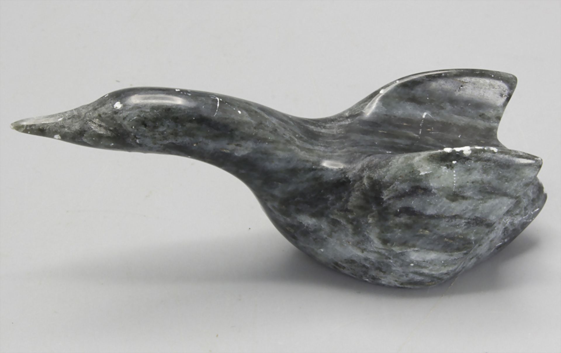 Inuitkunst, Tierfigur 'Ente' / A piece of Inuit native art, a figure 'duck', Alaska, 1. Hälfte ...