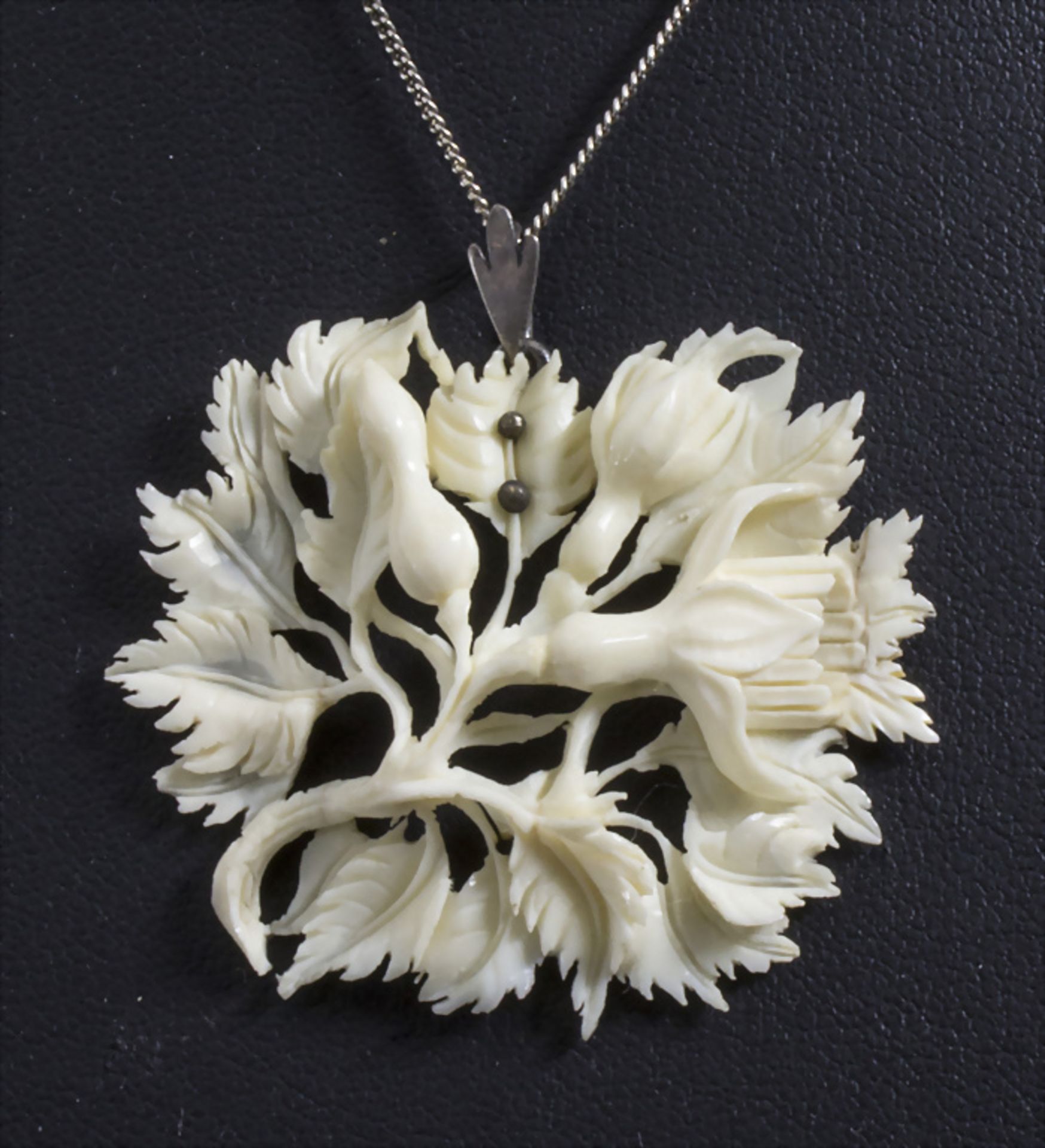 Geschnitzter Anhänger mit Nelken / A carved pendant with carnations
