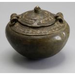 Bronze Räuchergefäß mit Deckel / A bronze lidded incense burner