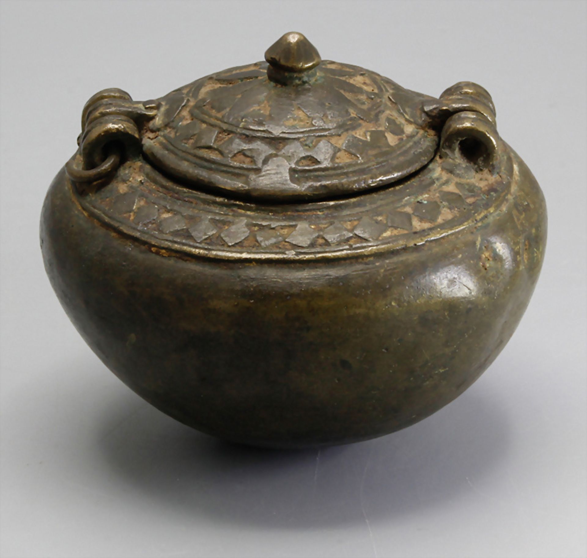 Bronze Räuchergefäß mit Deckel / A bronze lidded incense burner