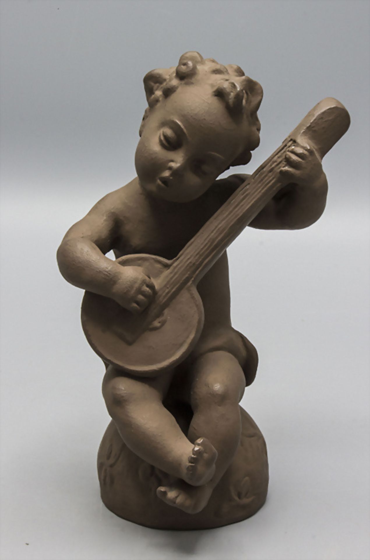 Musizierender Putto / A music making cherub, Max Heinze für Karlsruher Majolika, um 1940