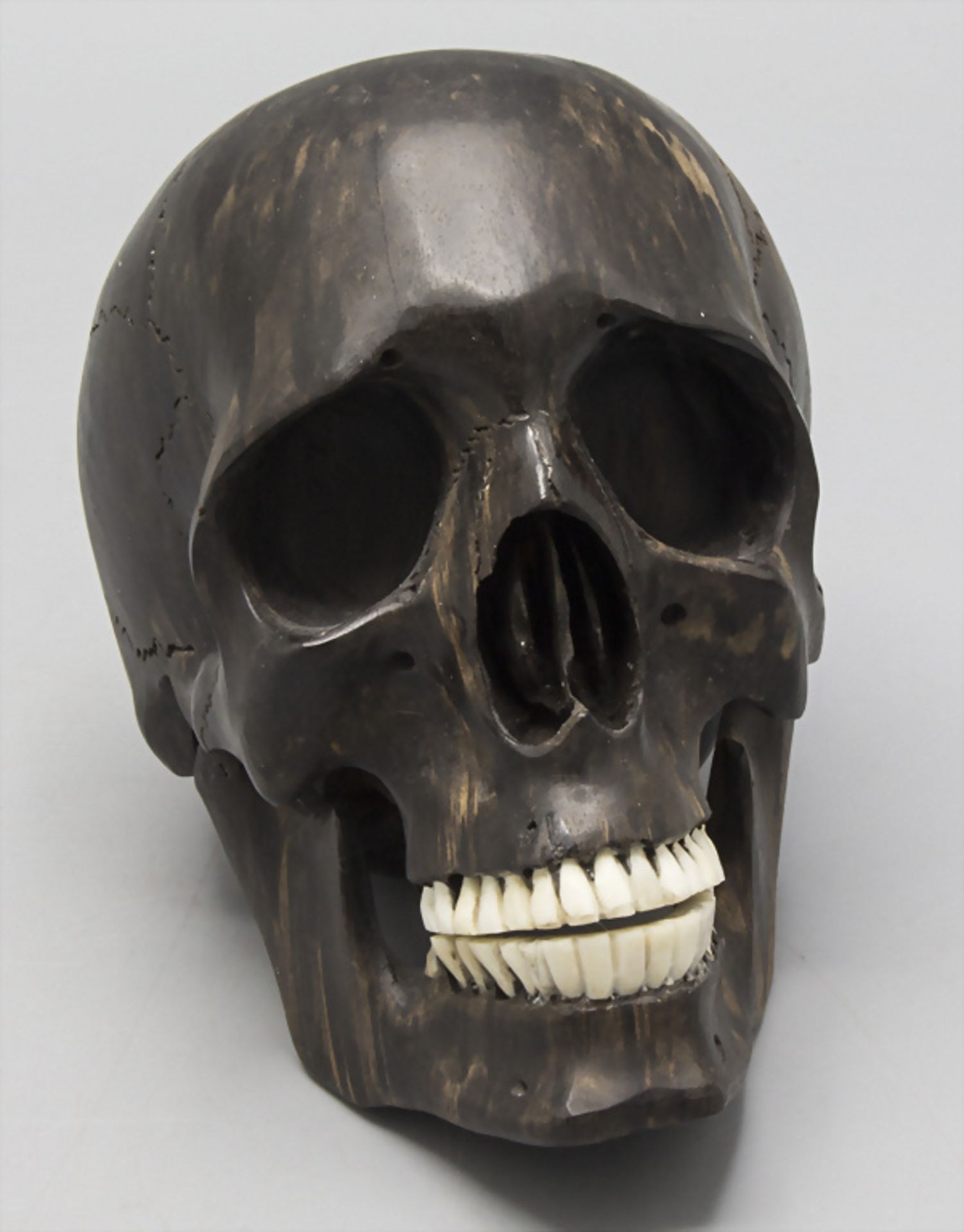 Totenschädel aus Holz / A wooden skull