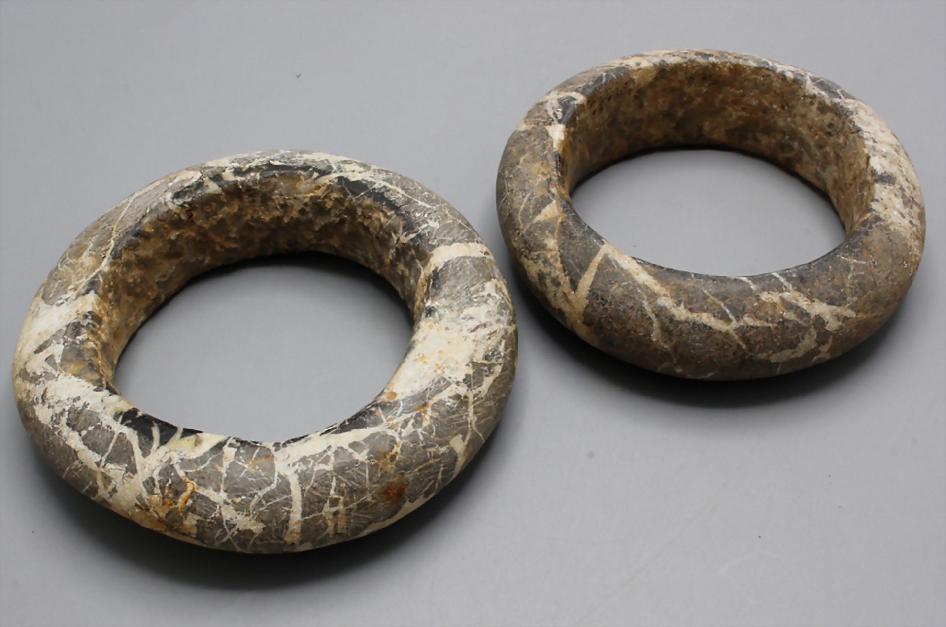 Zwei Marmorarmreife / Two marble bangles, wohl Tuareg-Kultur, Westafrika